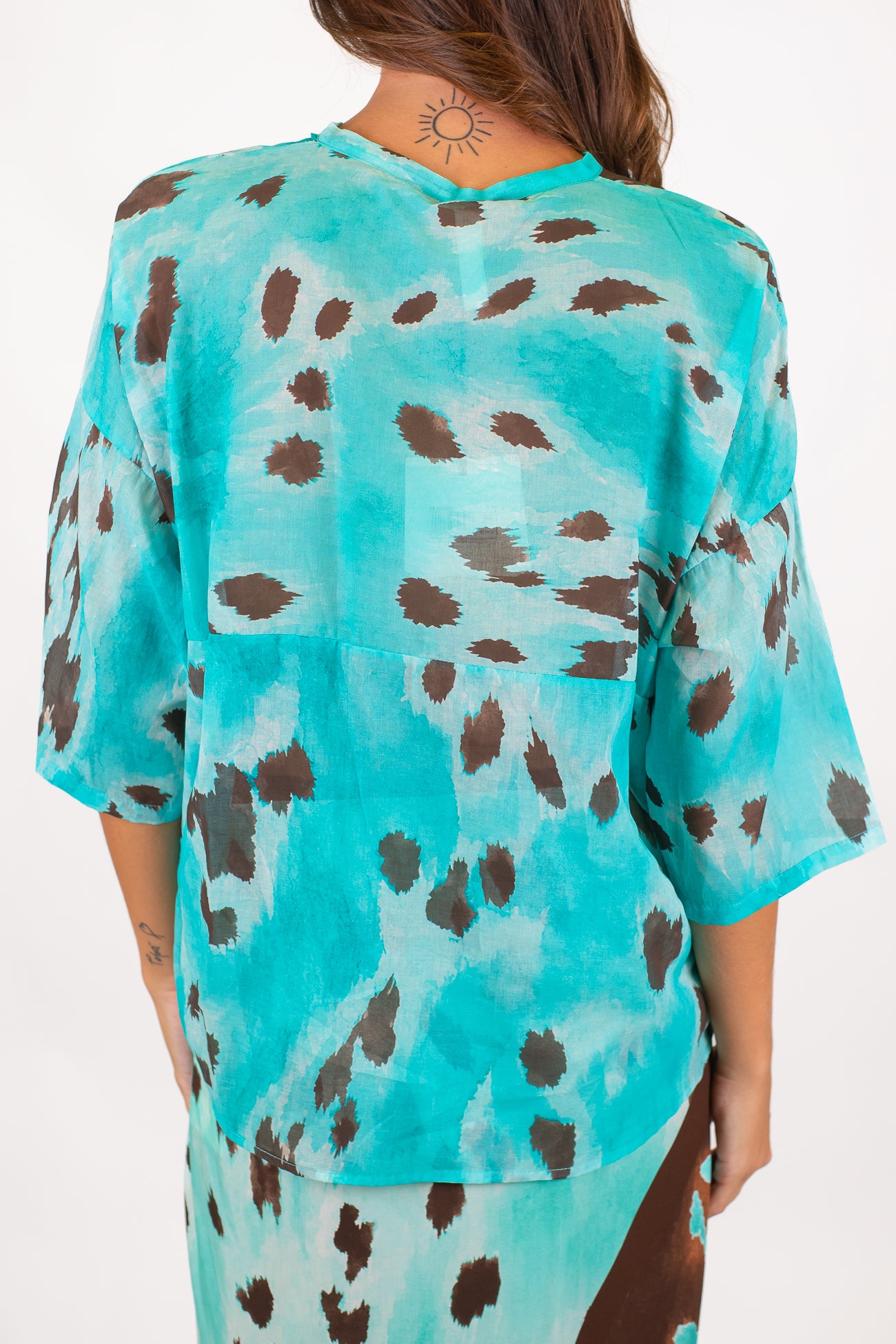 Tensione in - Camicia fantasia macchie in mussola di cotone con collo coreano e manica tre quarti
