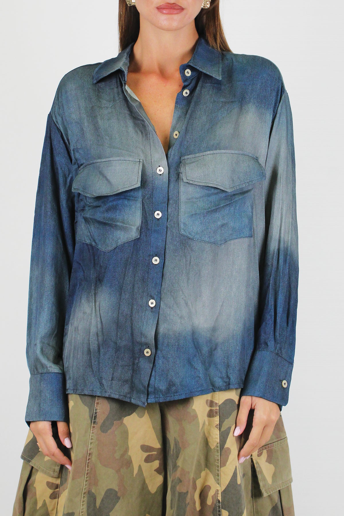 Tensione in - Camicia in viscosa effetto denim con tasche frontali