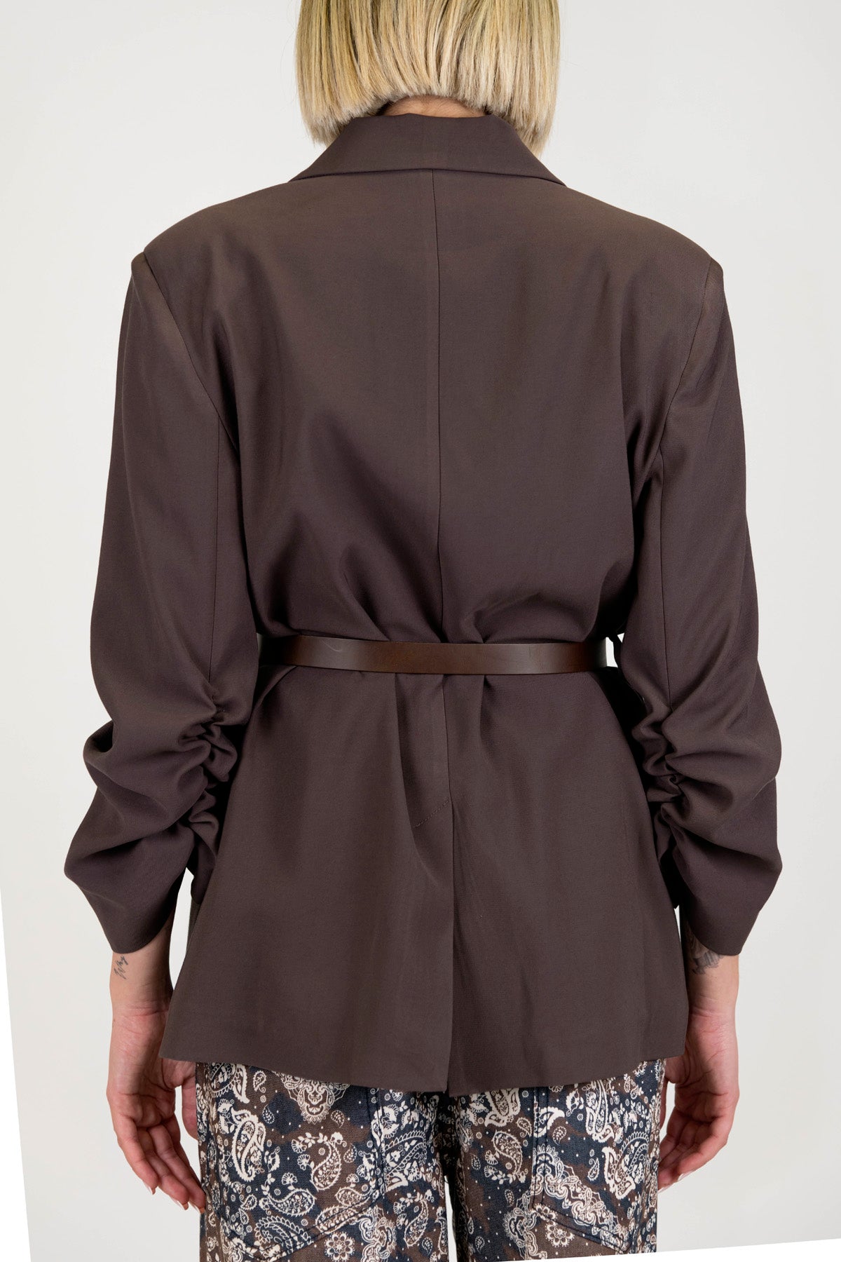 Tensione in - Giacca priva di bottone con cintura e manica arricciata