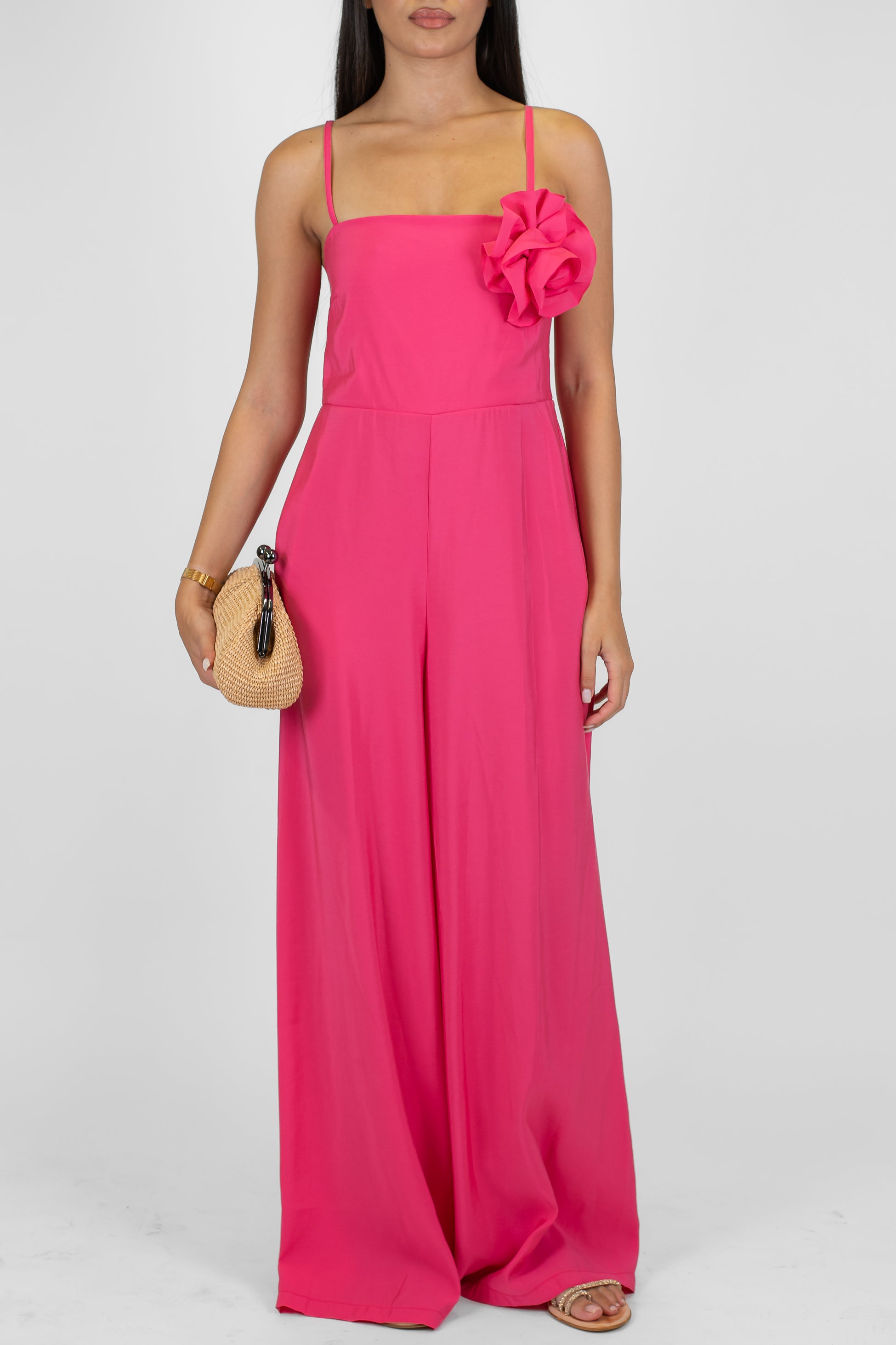 Tensione in - Tuta in modal con bretelline e spilla fiore