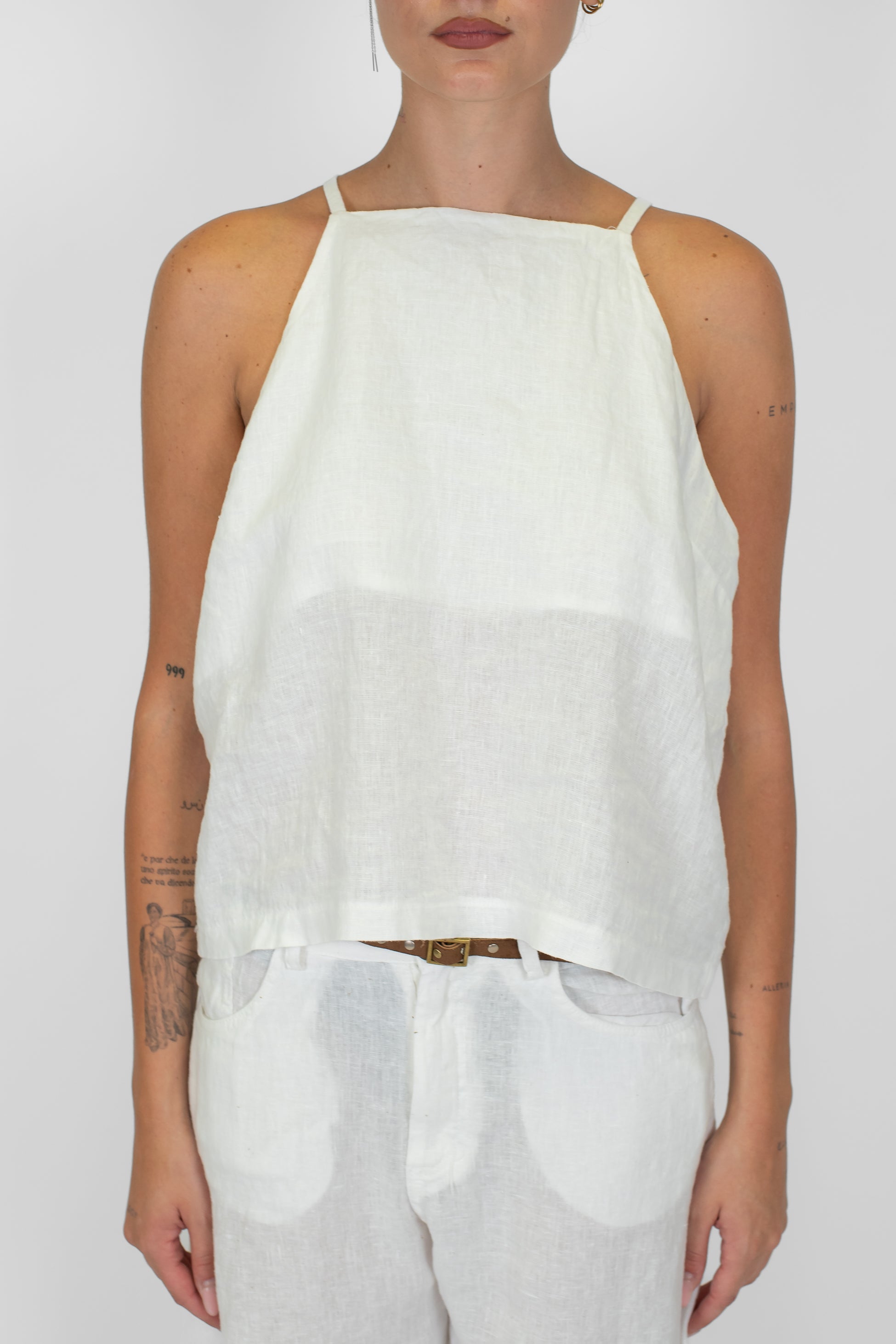 Tensione in - Top in puro lino con bretelle strette con bottoncino sul retro