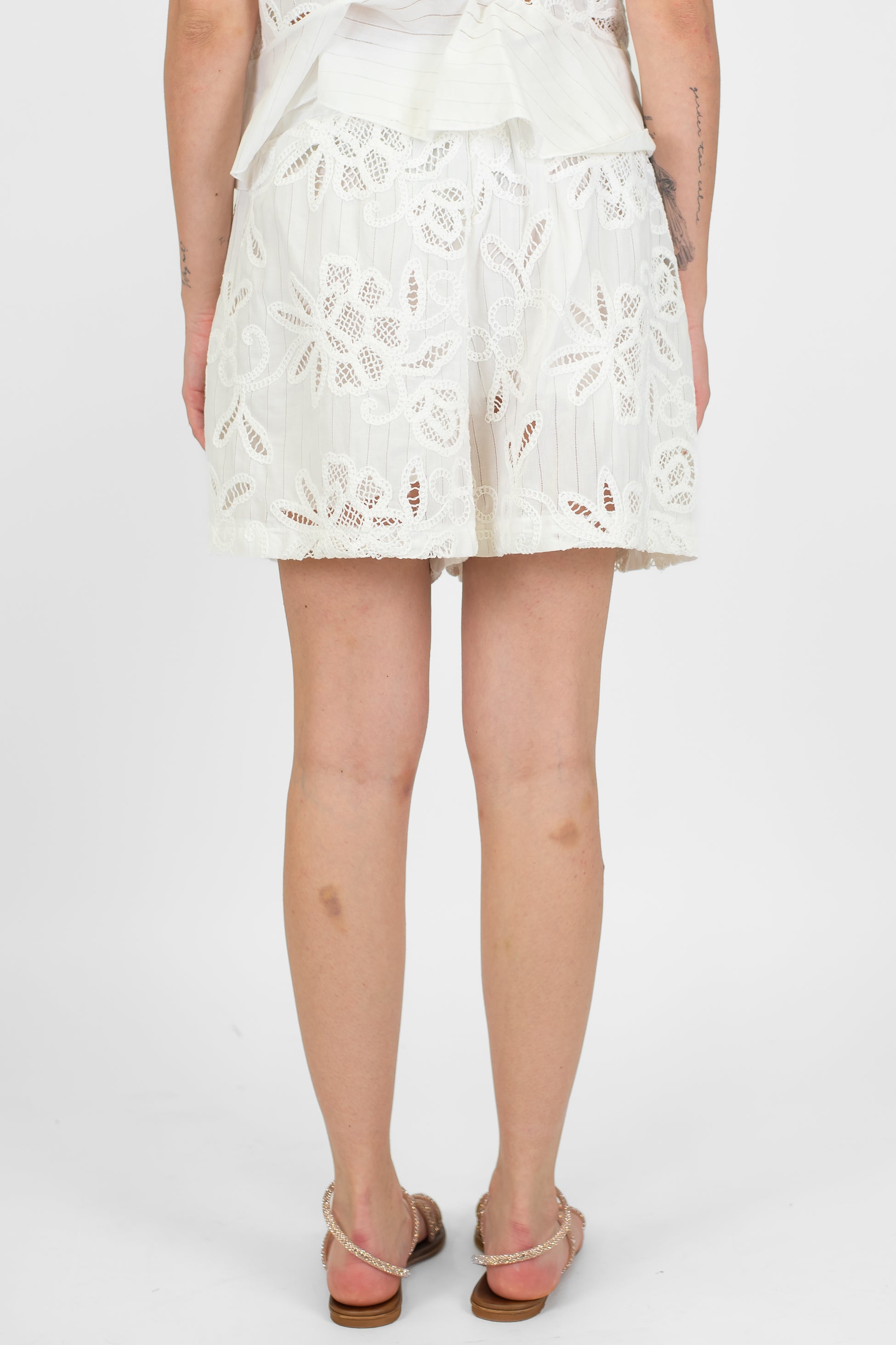 Tensione in - Shorts con ricami in crochet e coulisse