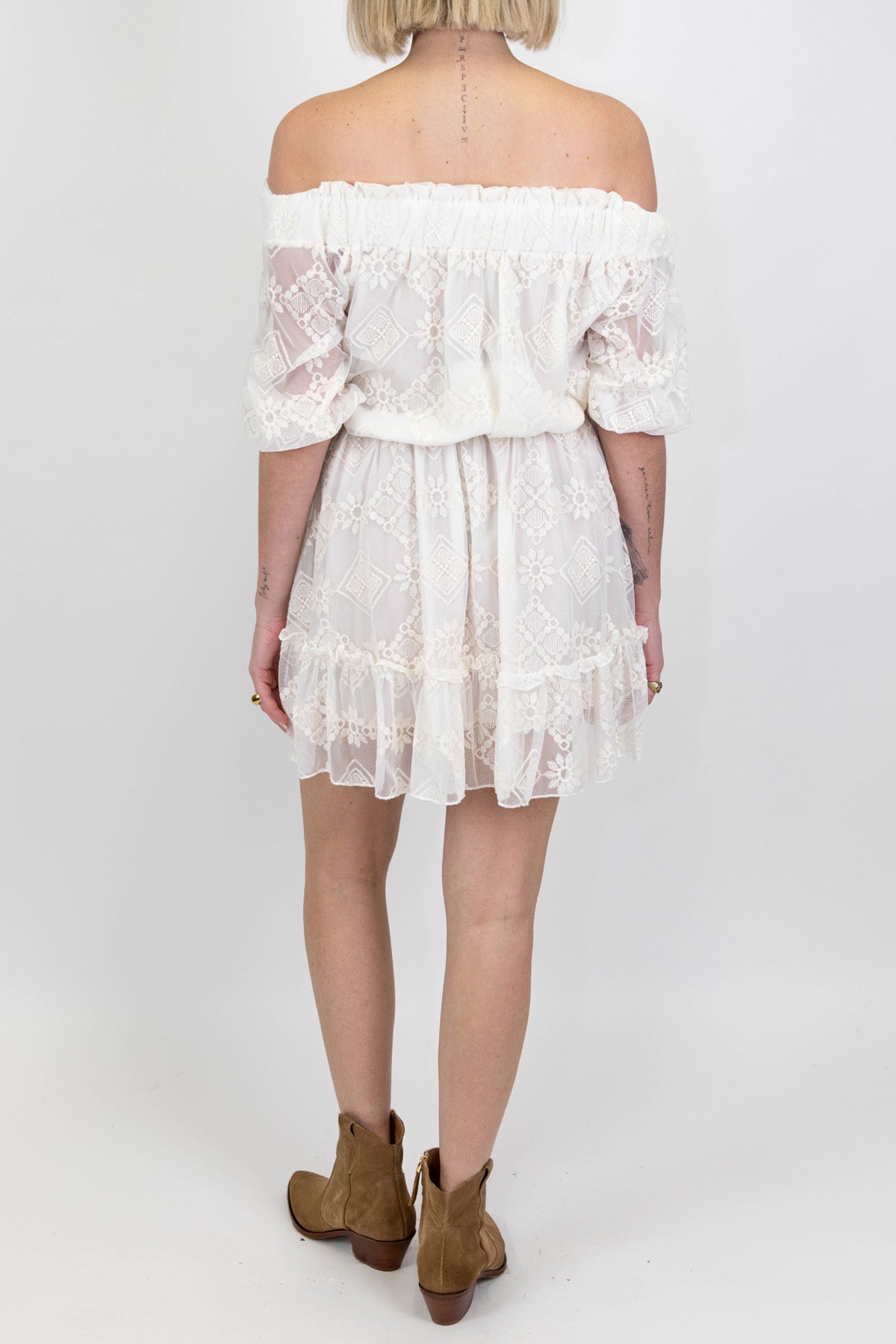 Tensione in - Abito corto in pizzo con scollo shiffer