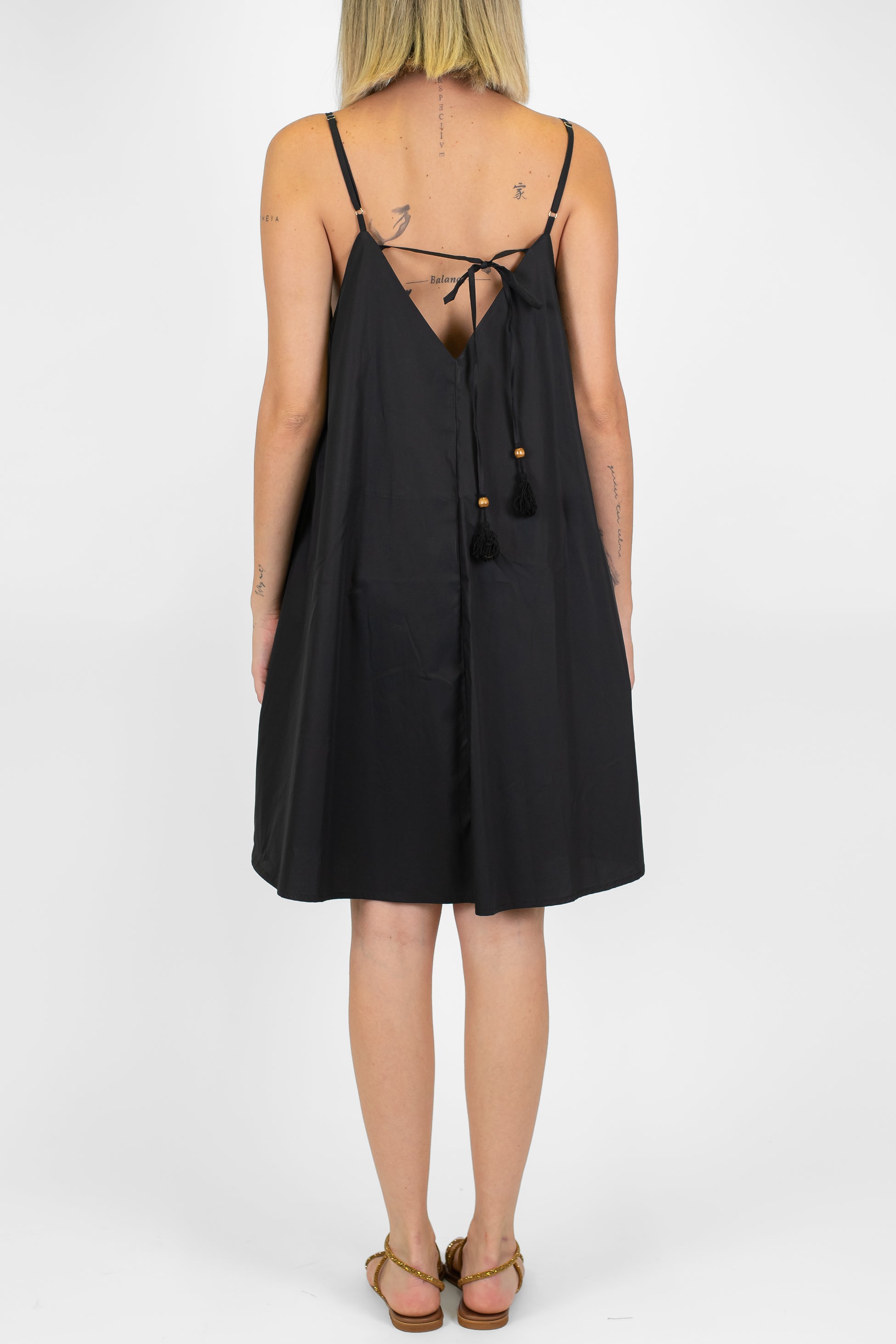 Motel - Abito corto scollo a V in tela paracadute con bretelline e allaccio sul retro