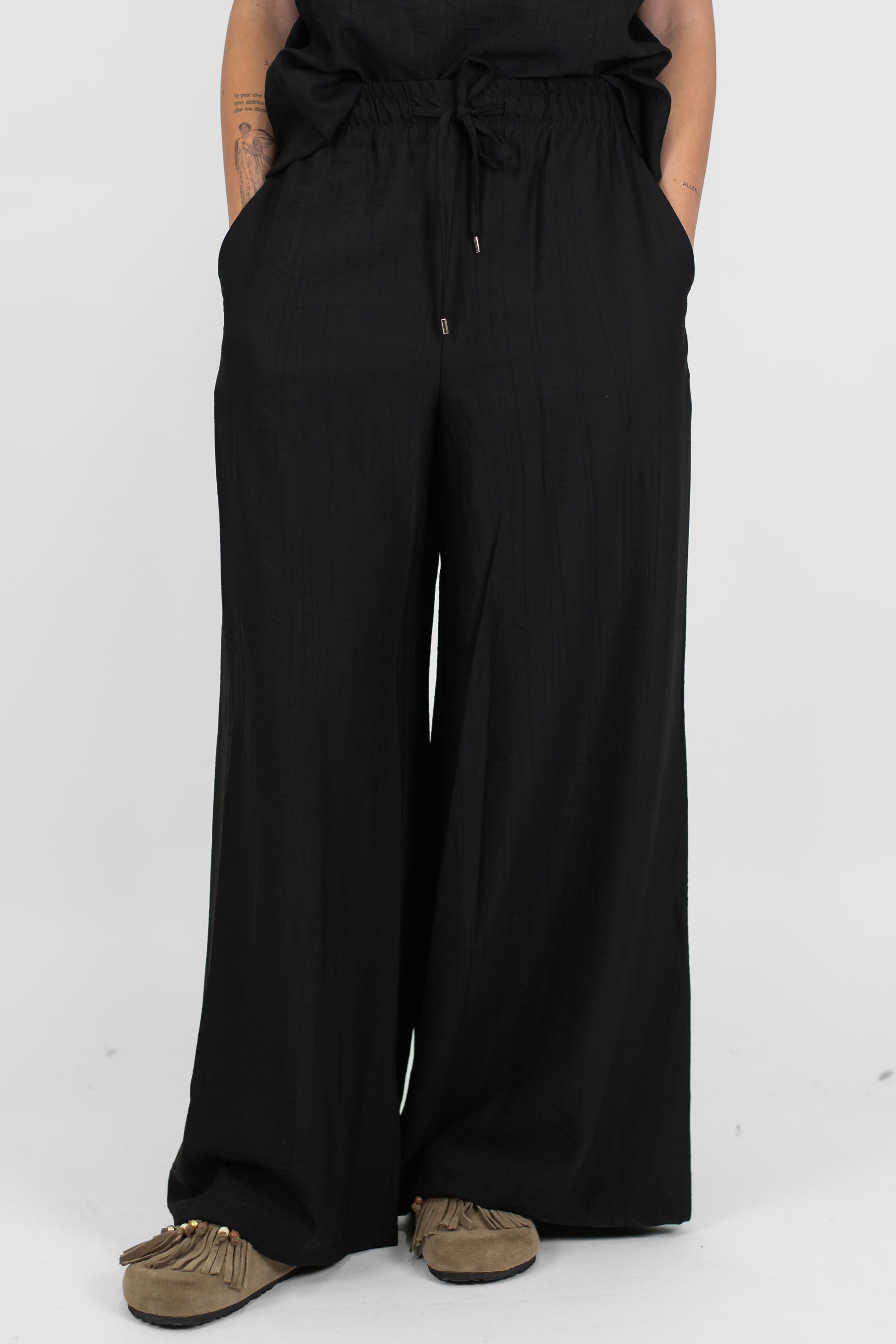 Tensione in - Coordinato t-shirt e pantalone palazzo con coulisse in viscosa leggera