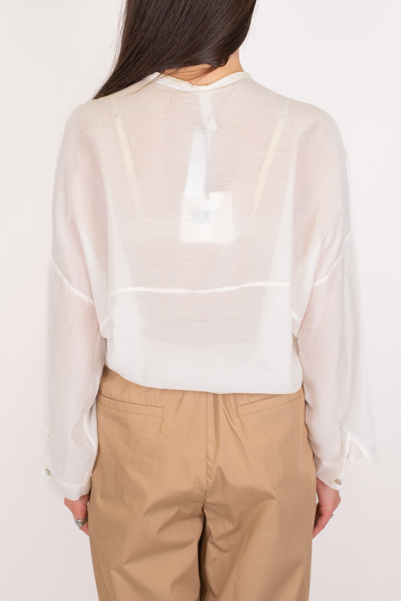 Tensione in - Camicia in misto seta con fantasia ricamata a contrasto e collo coreano