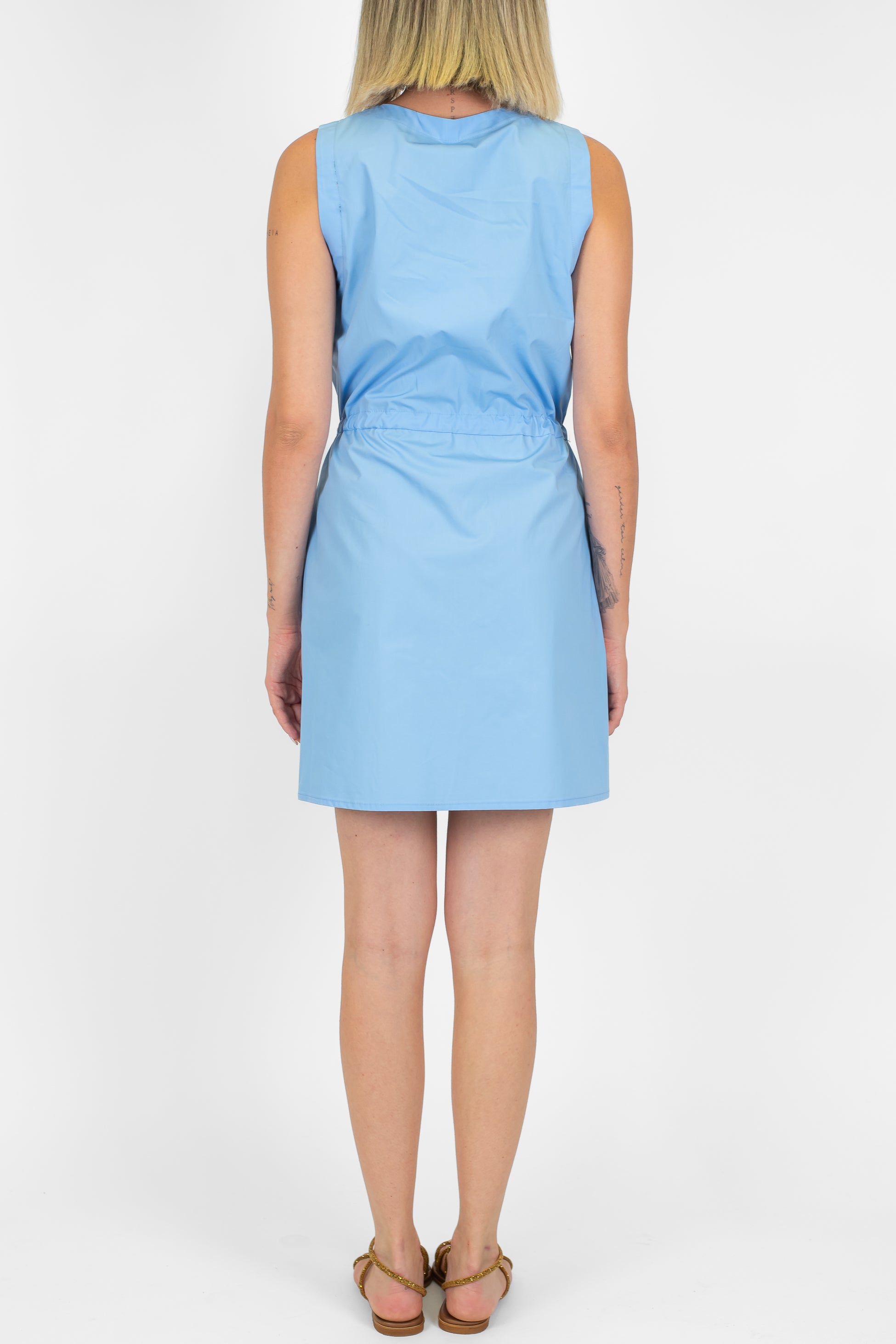 Tensione in - Abito corto giromaniche con coulisse in vita e chiusura con bottoni