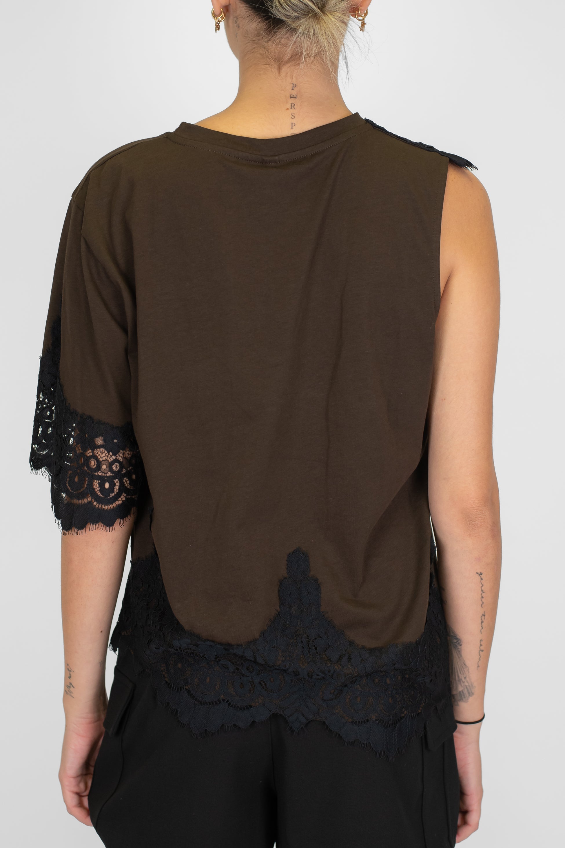 Tensione in - T-shirt asimmetrica con orli e maniche in pizzo