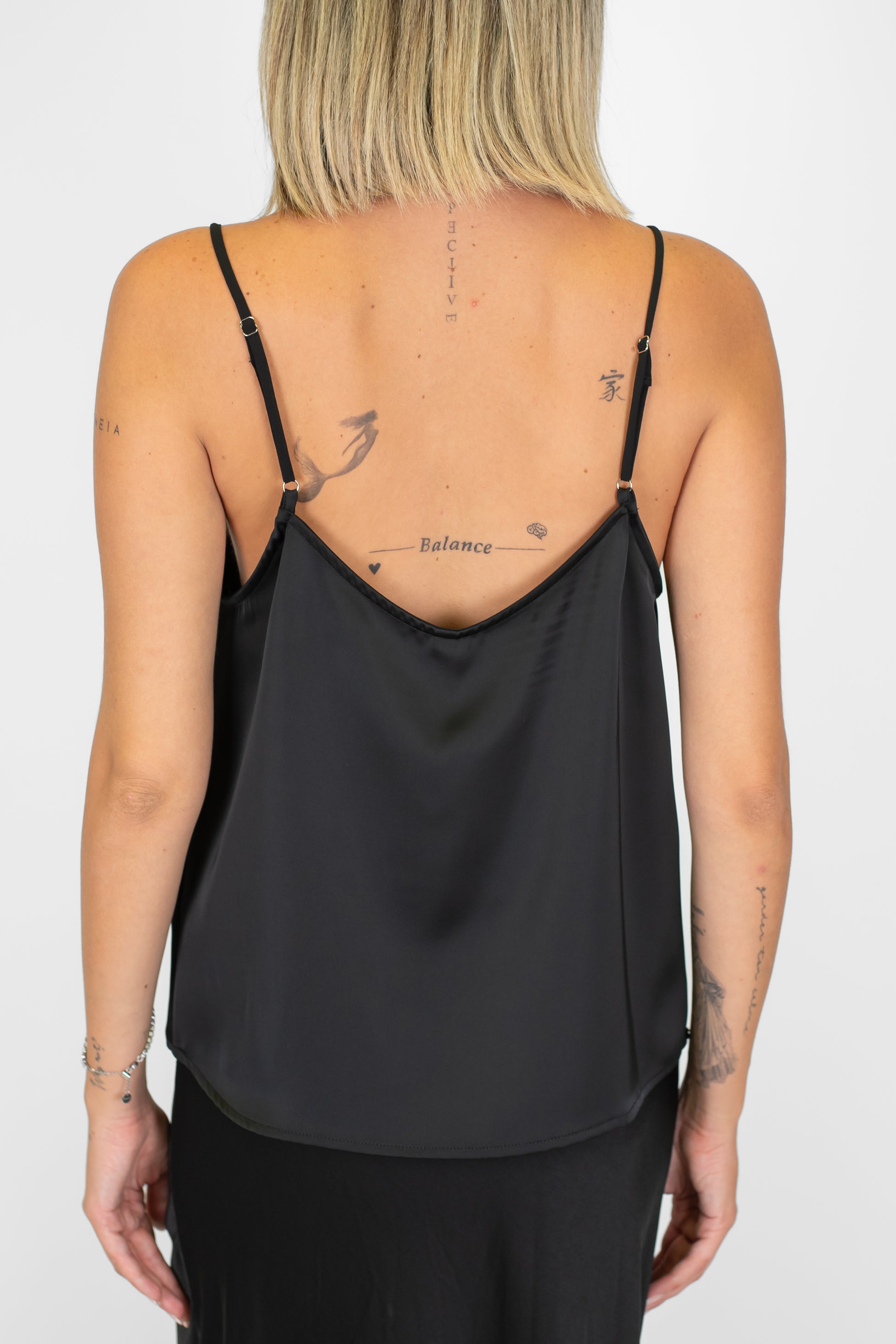 Tensione in -Top in satin con bretelline e scollo in pizzo