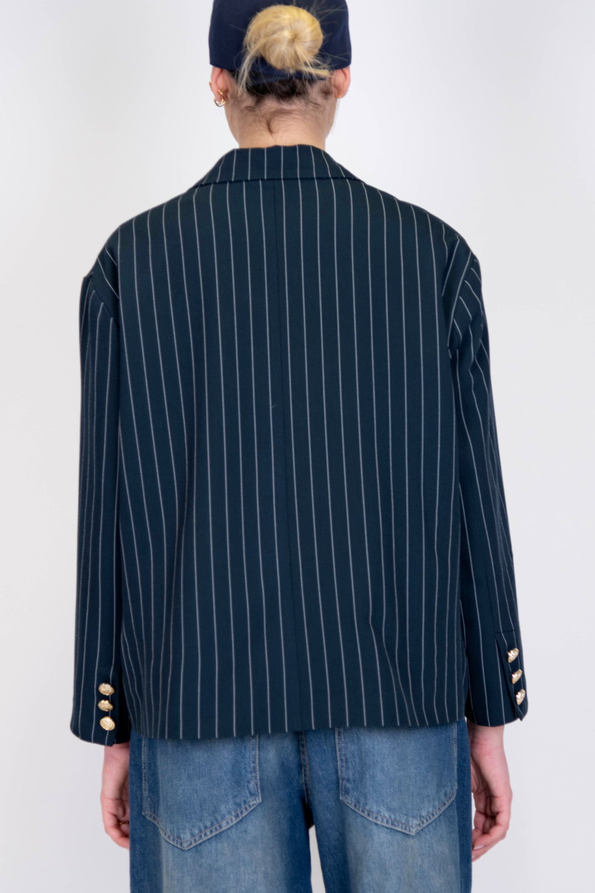 Tensione in - Giacca doppiopetto gessata a scatola, con patch e cappellino abbinato