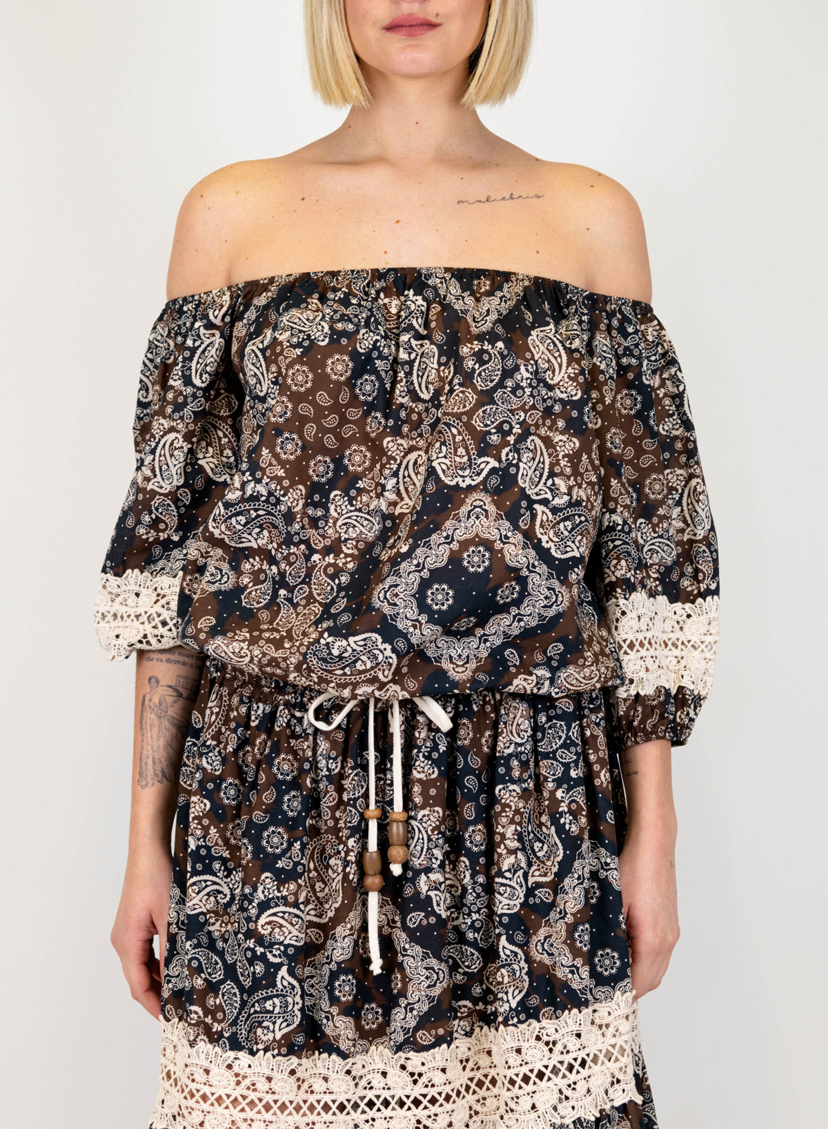 Motel - Top scollo shiffer fantasia bandana in cotone con dettagli in crochet