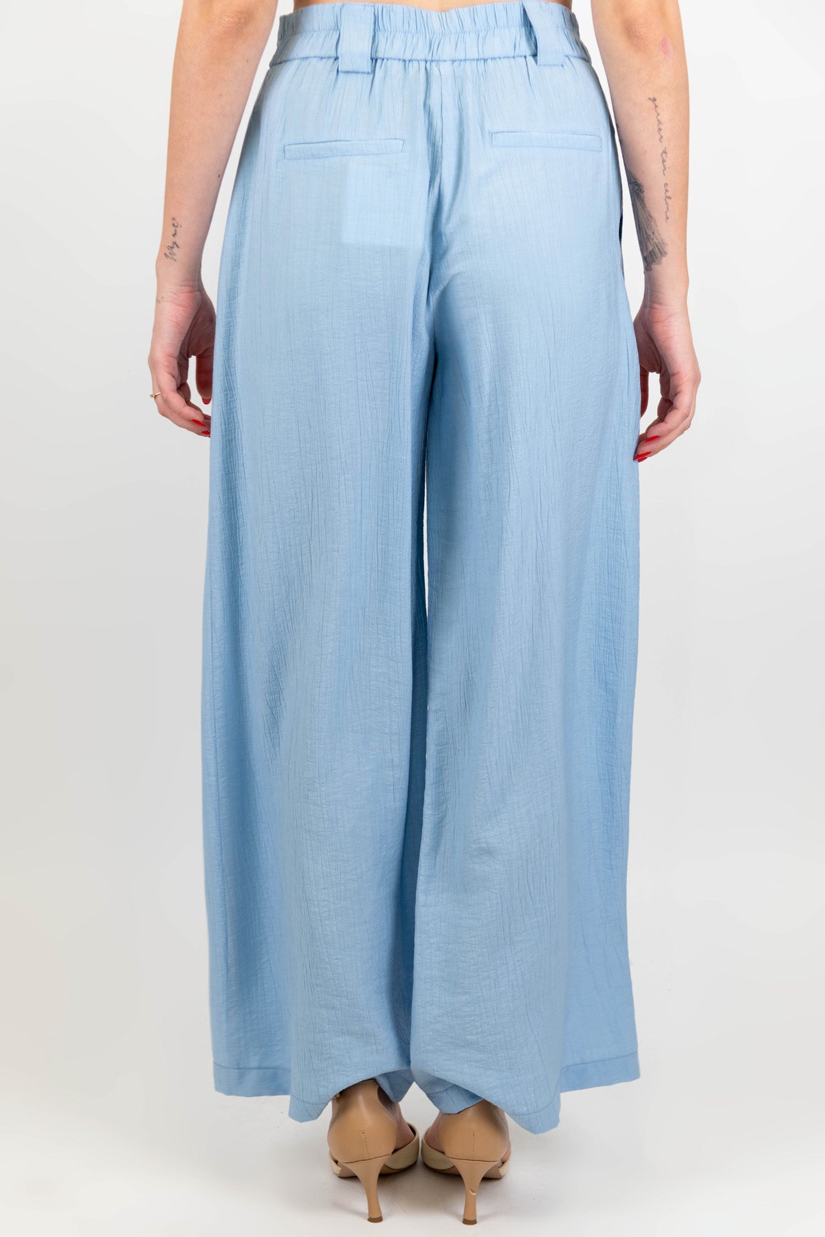 Tensione in - Tailleur in viscosa leggera con giacca monopetto e pantalone palazzo con elastico sul retro