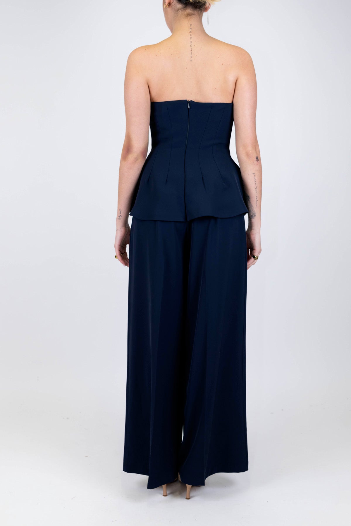 Tensione in - Tuta a fascia in tessuto fluido con pantalone palazzo e chiusura zip sul retro