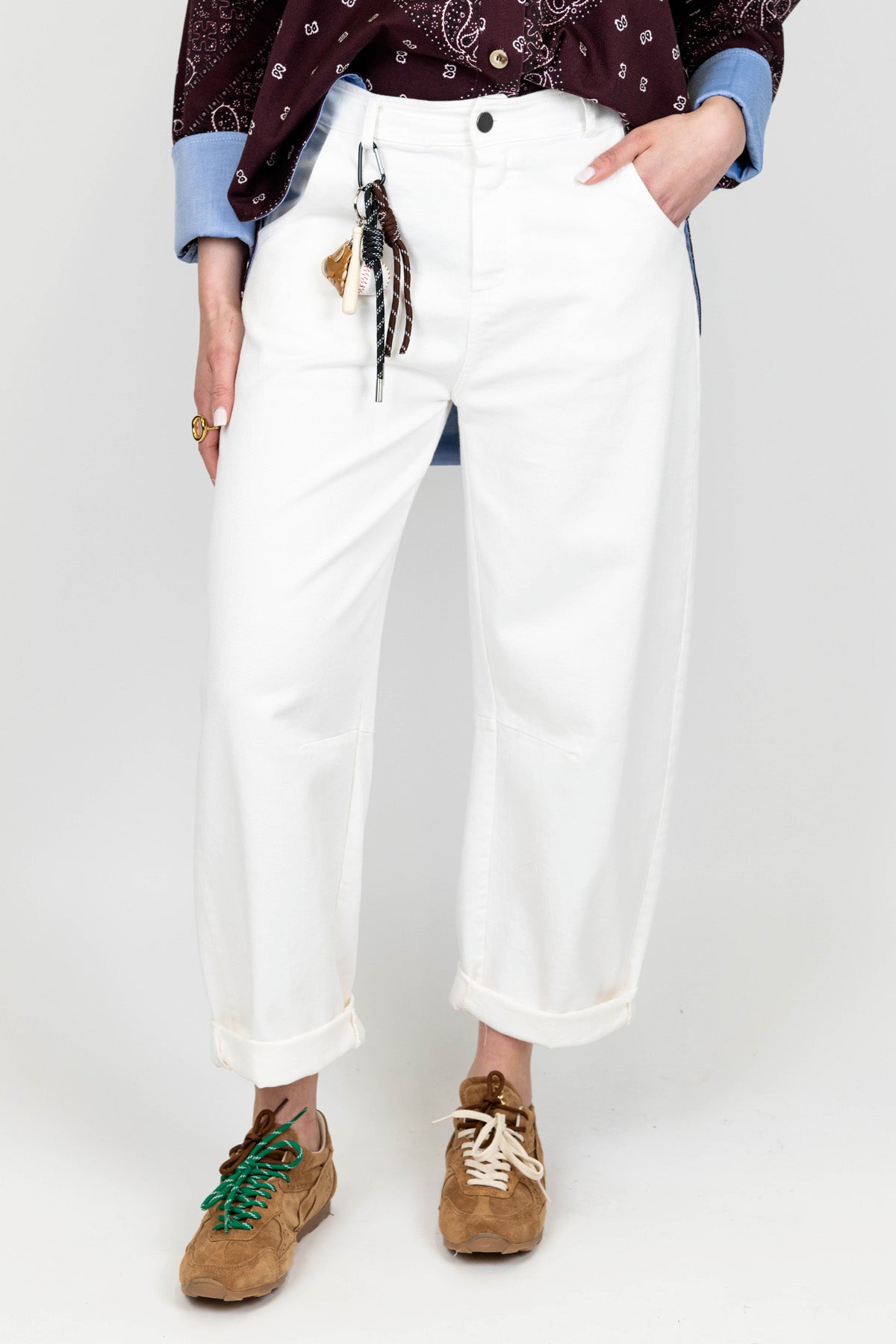 Motel - Pantalone in denim colorato con elastico sul retro e charms al passante