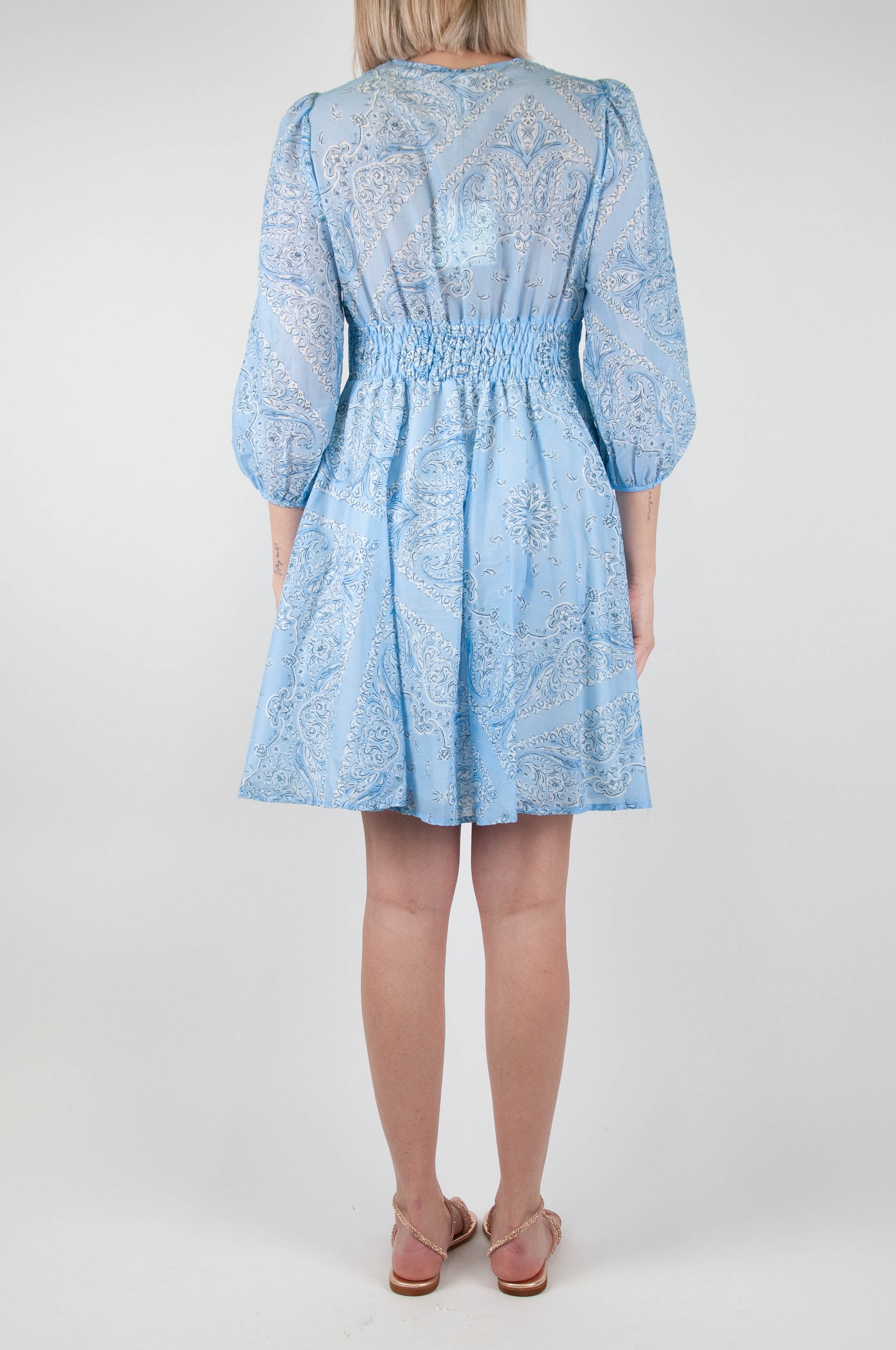 Tensione in - Abito corto fantasia in mussola di cotone con scollo a V e nappine