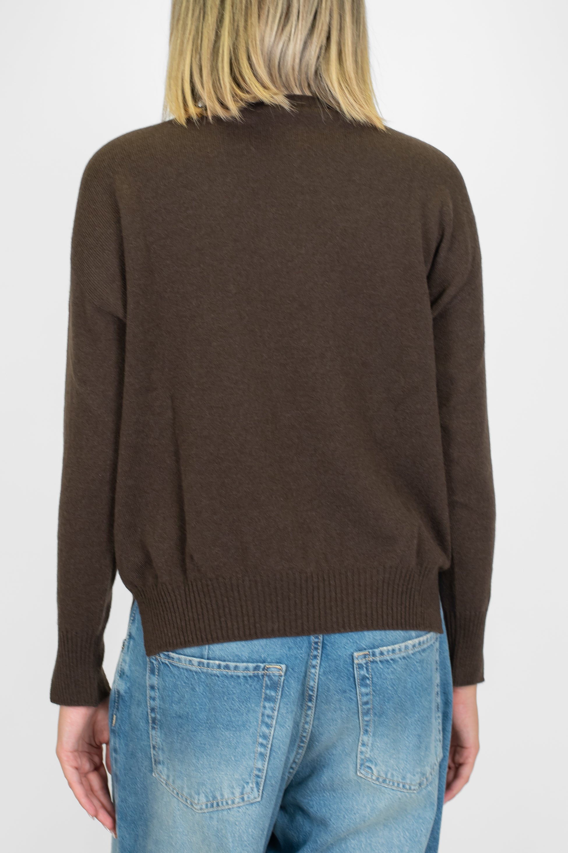 Tensione in - Maglia girocollo in puro cashmere con spacchetti su polsi