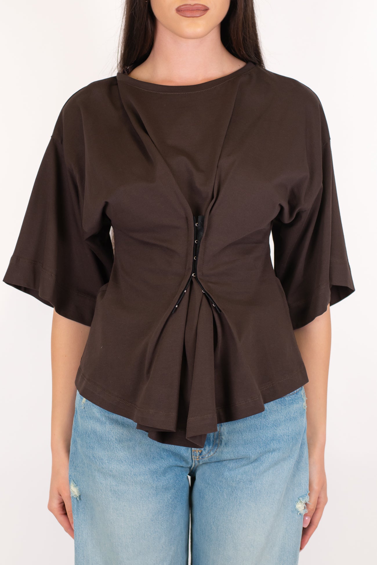Tensione in - T-shirt con manica over e chiusura ganci centrale