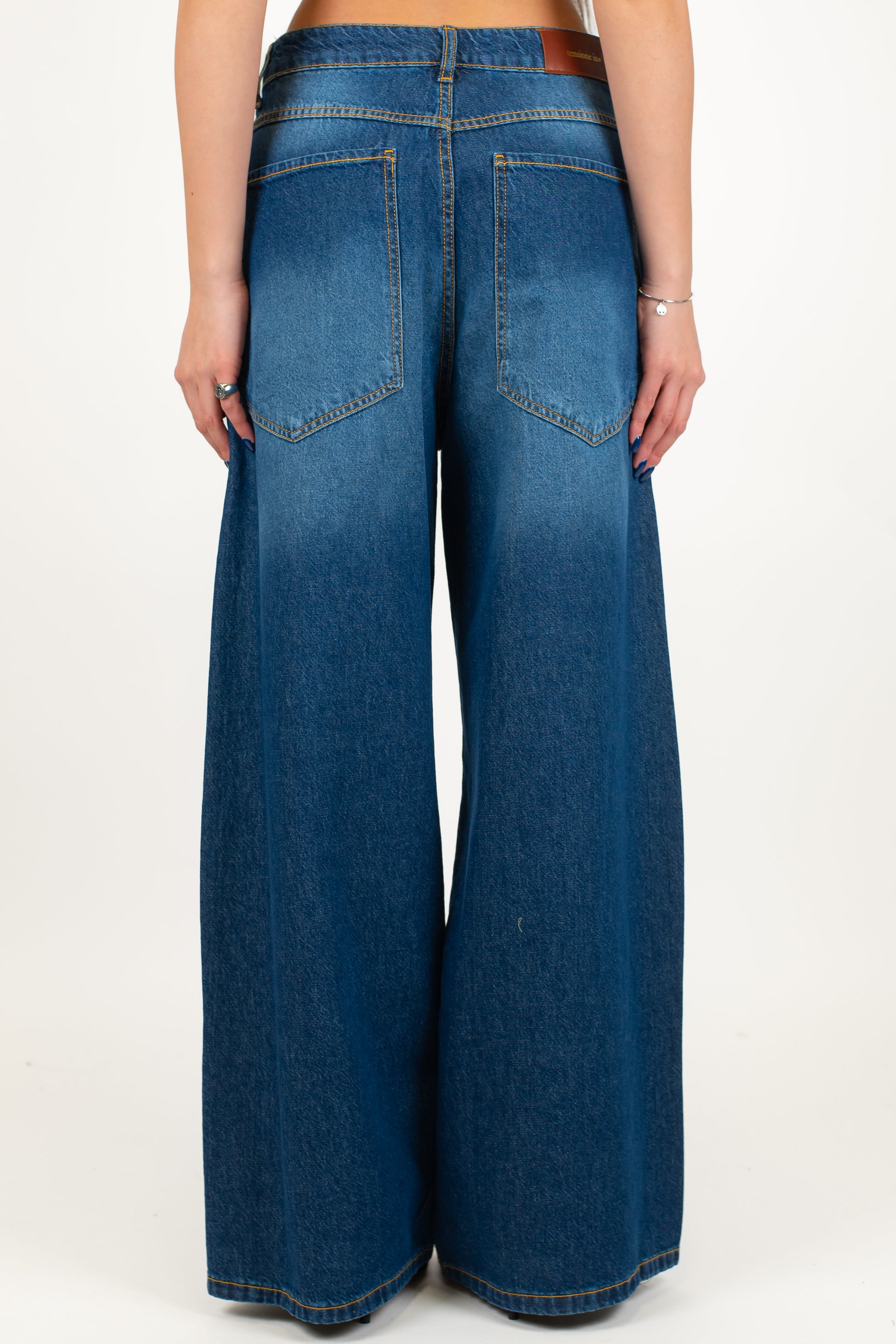 Tensione in - Jeans palazzo lavaggio intermedio modello Giusi