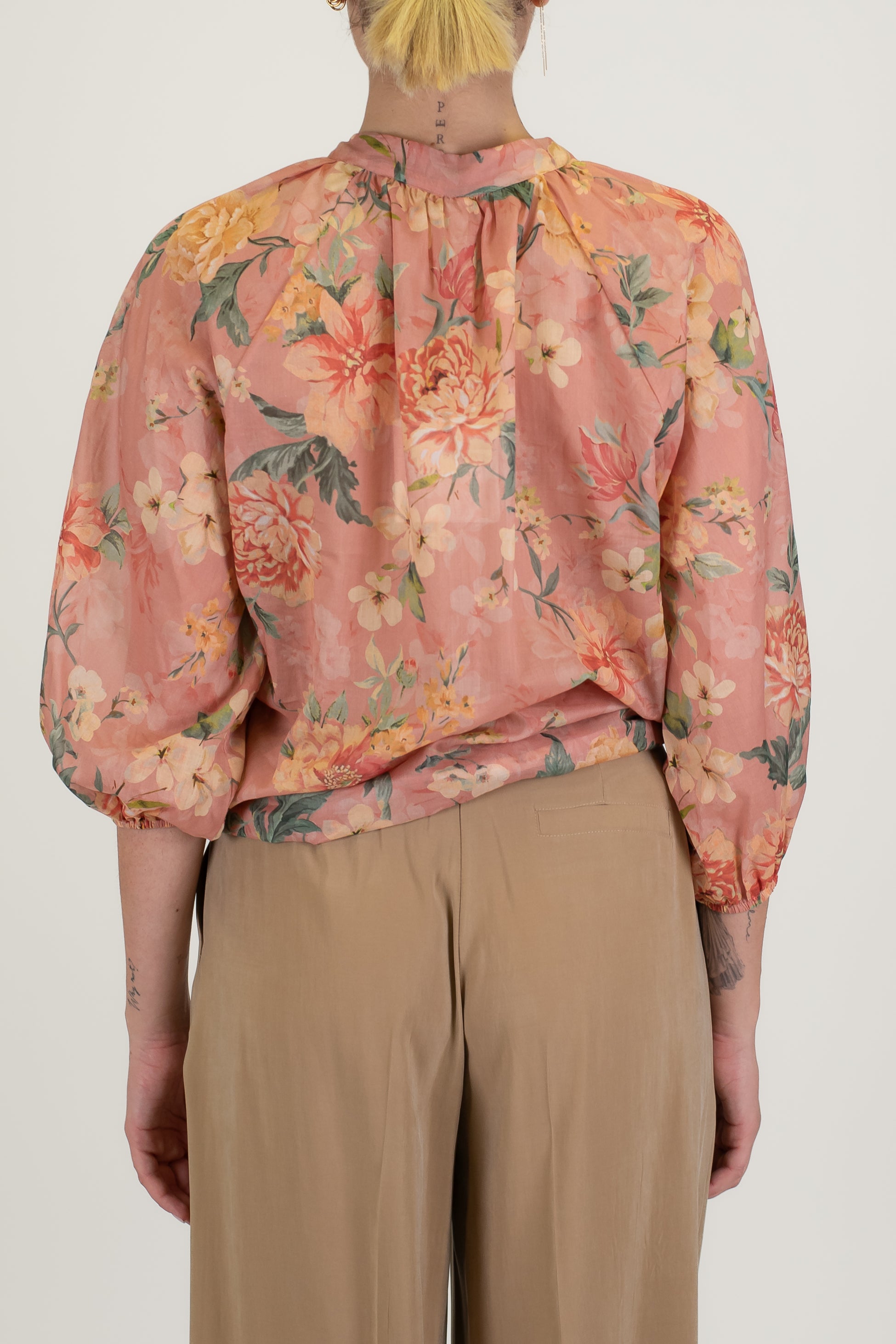 Tensione in - Camicia fantasia floreale in mussola di cotone con laccio al collo e manica tre quarti