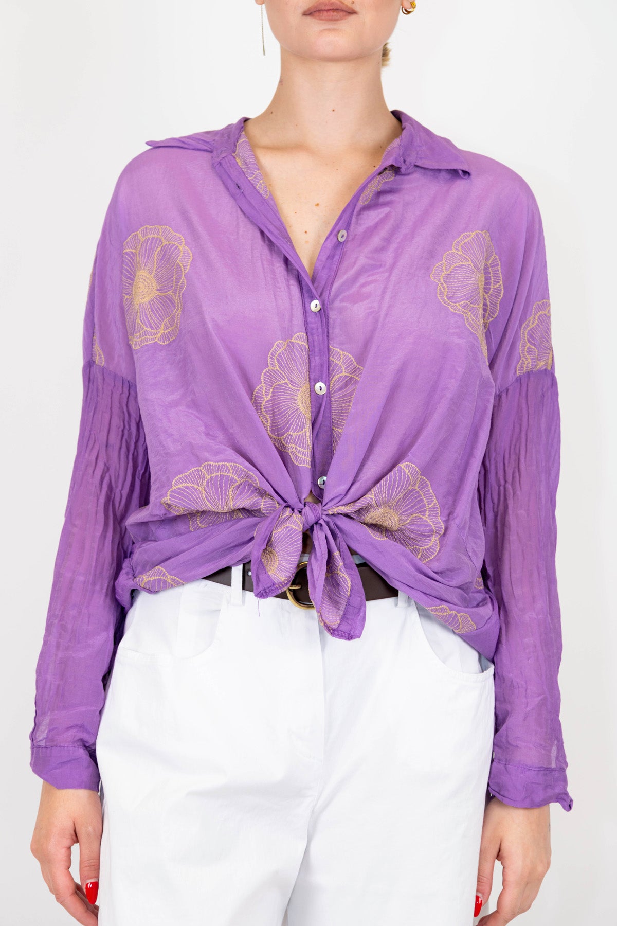 Tensione in - Camicia in misto seta con ricami floreali a contrasto