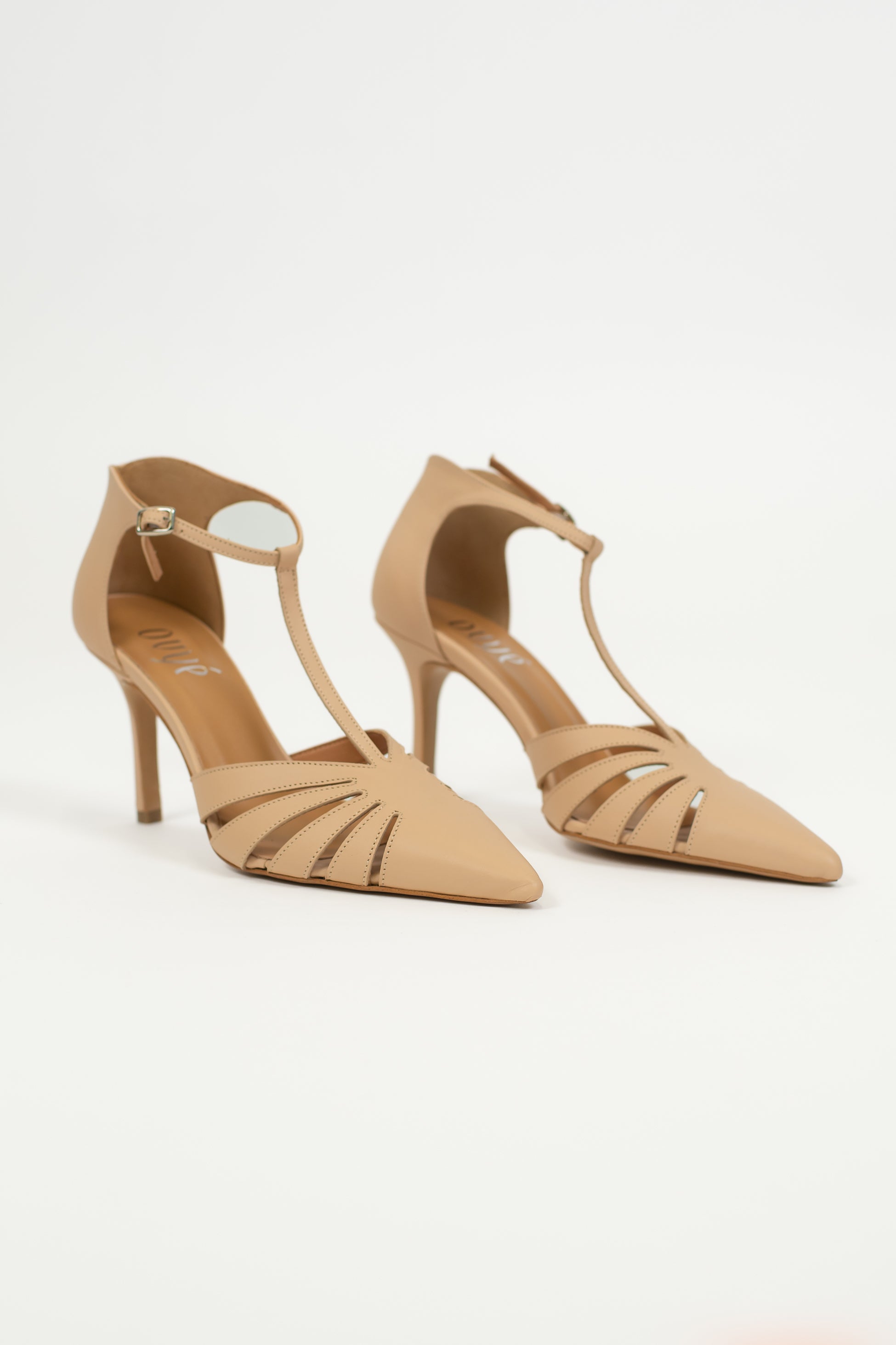 Ovyé - Decollete in pelle con aperture laterali e cinturino alla caviglia