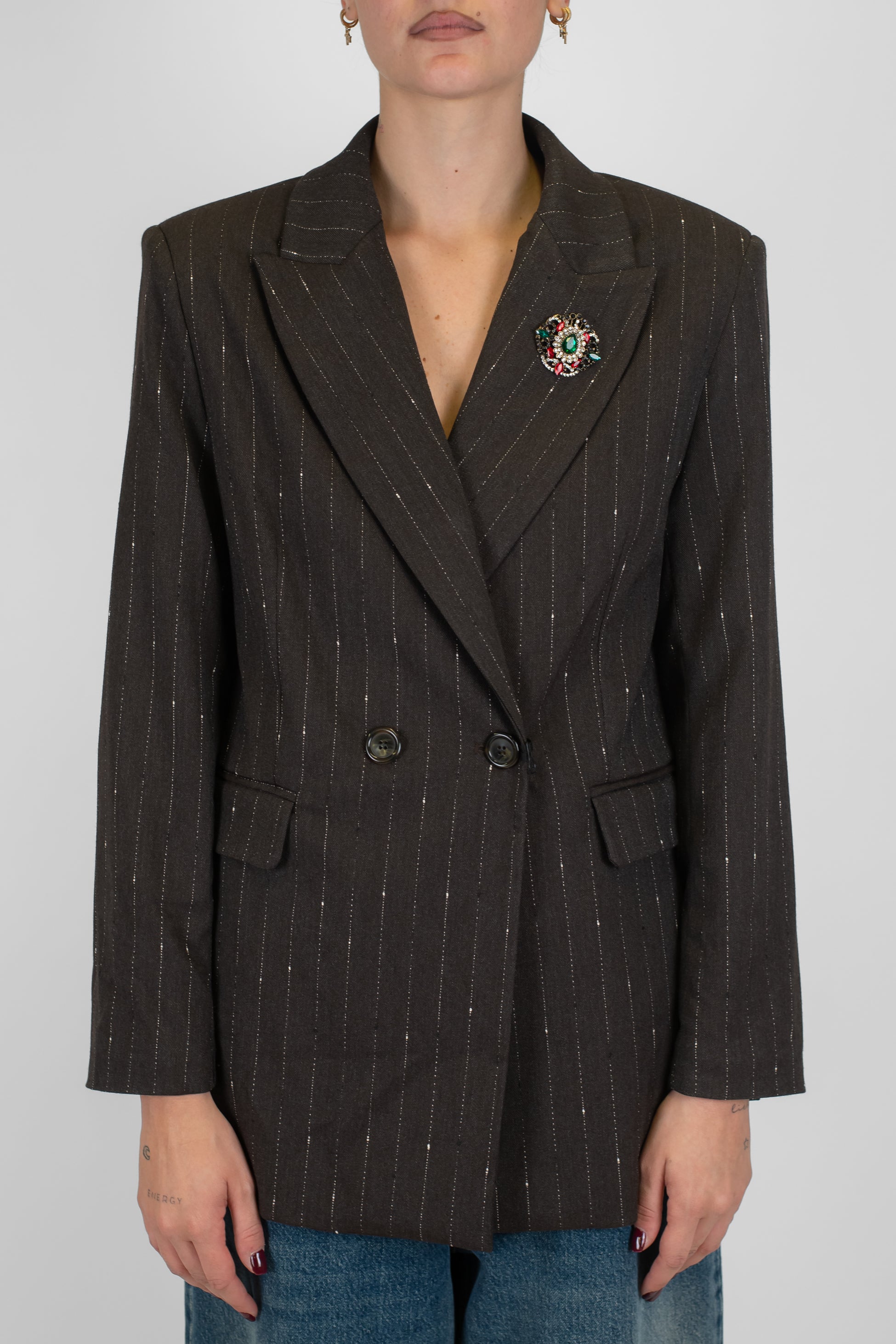 Maryley - Giacca doppiopetto gessata con spilla gioiello su rever