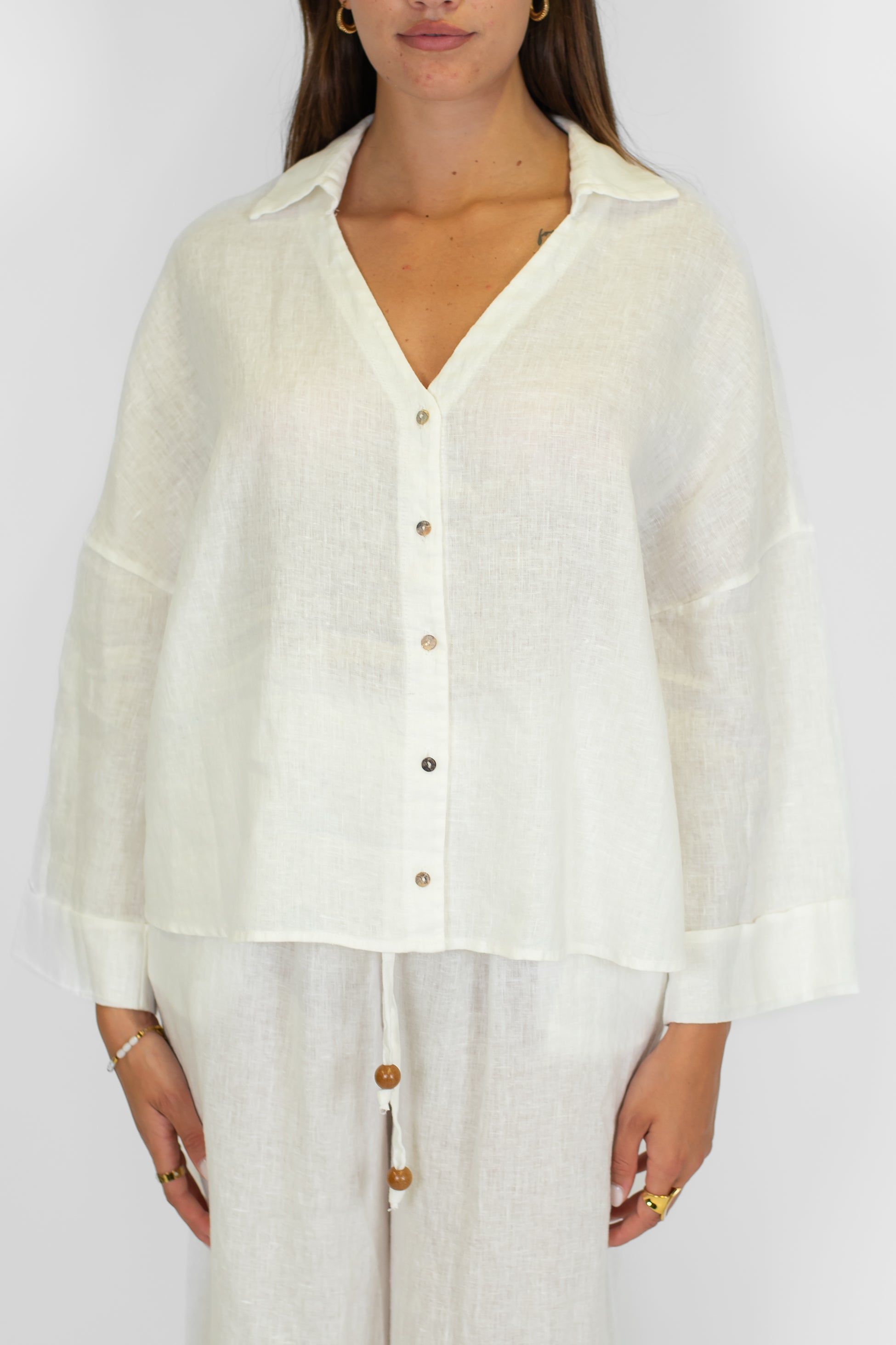 Tensione in - Camicia in puro lino con scollo a V