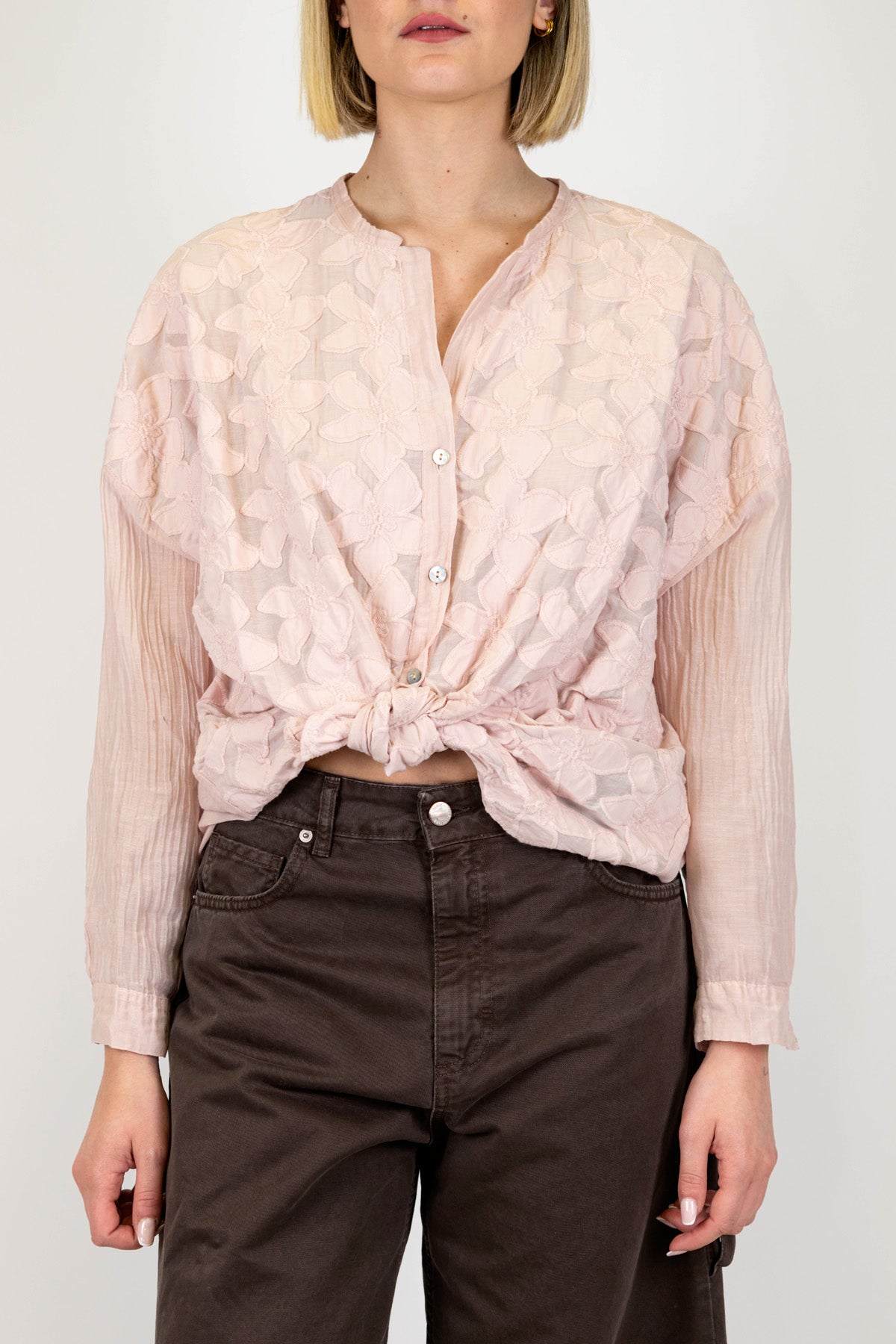 Tensione in - Camicia fantasia floreale ricamata in misto seta, con nodo sul fondo