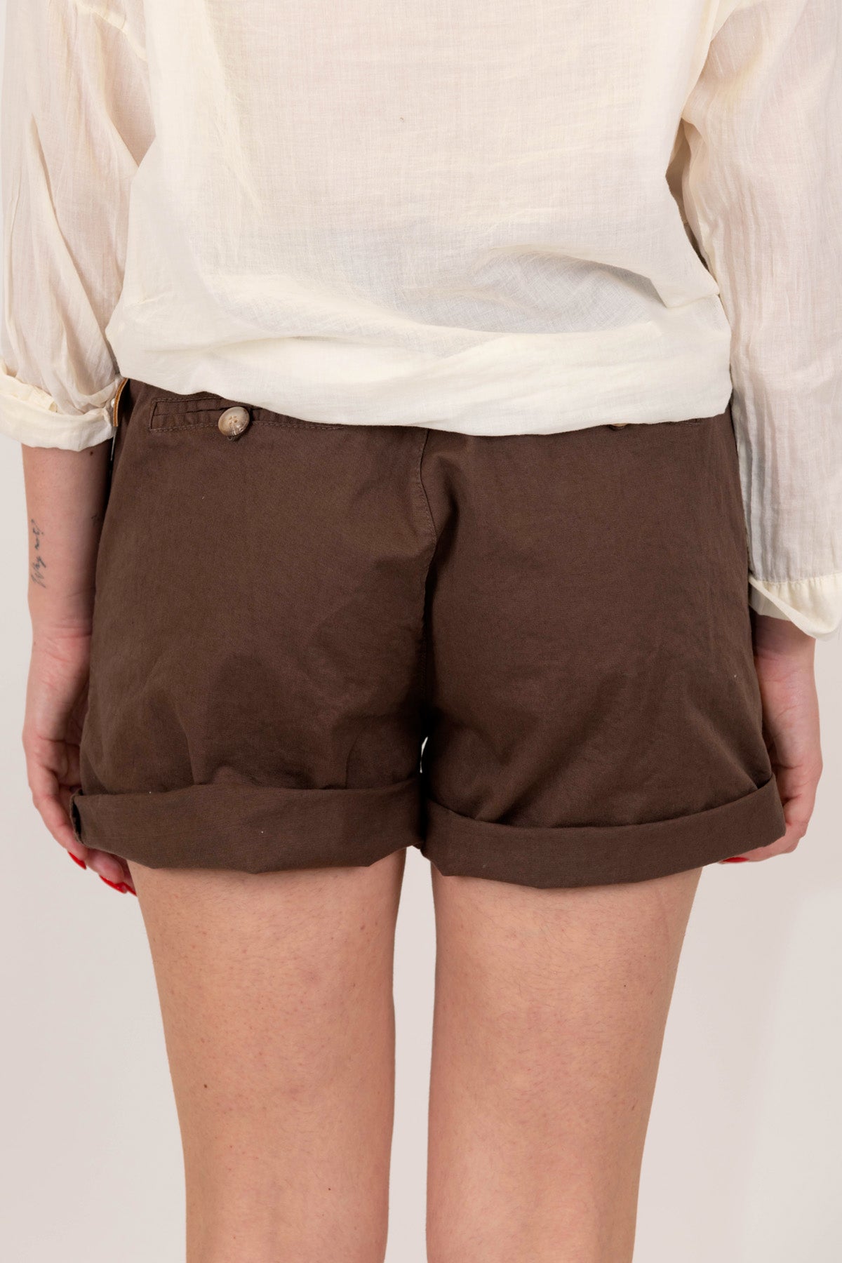 Motel - Shorts tinta unita con risvolto sul fondo ed elastico in vita