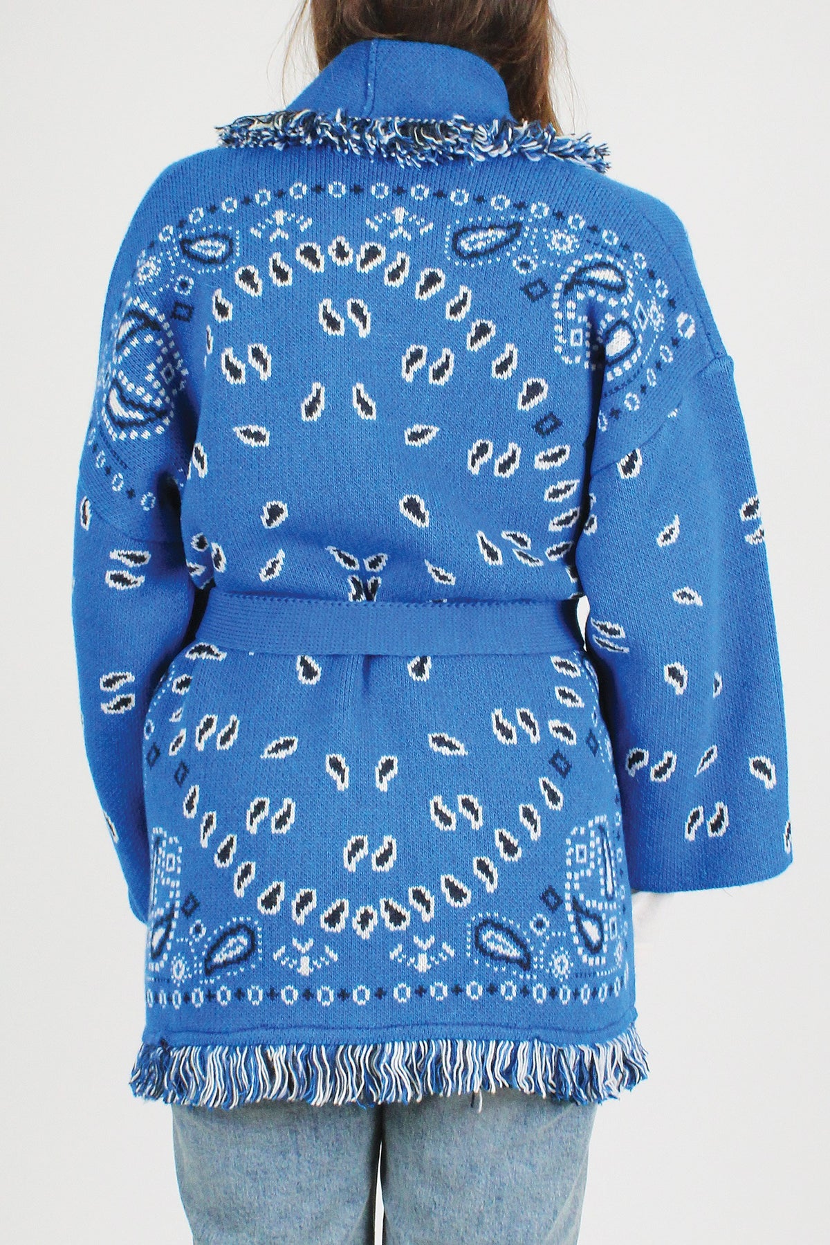 Tensione in - Cardigan fantasia bandana in misto lana con profilo frange e chiusura con cintura in tessuto