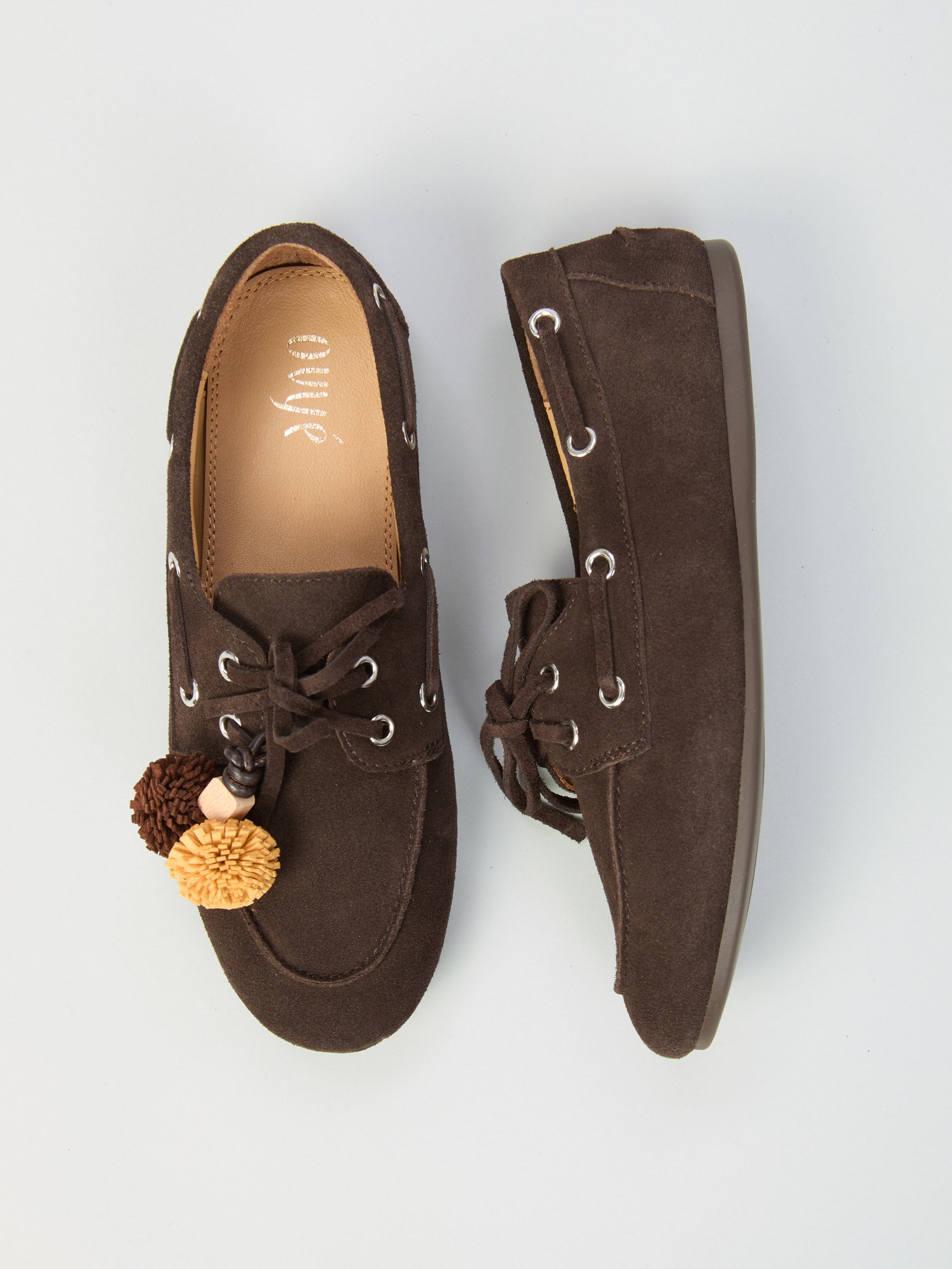 Ovyé - Mocassino in camoscio con pompon a contrasto