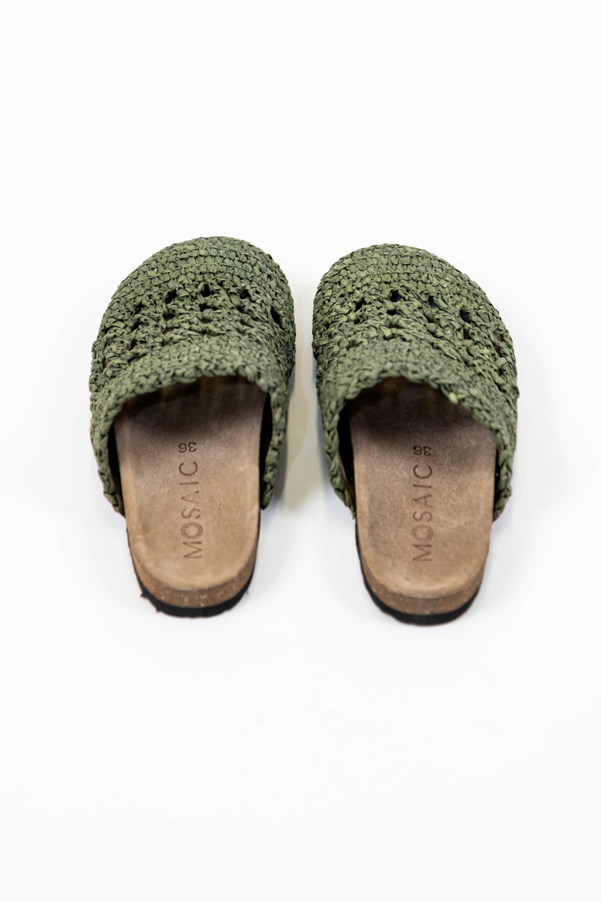 Sabot in rafia con tomaia in pelle camosciata e suola in gomma