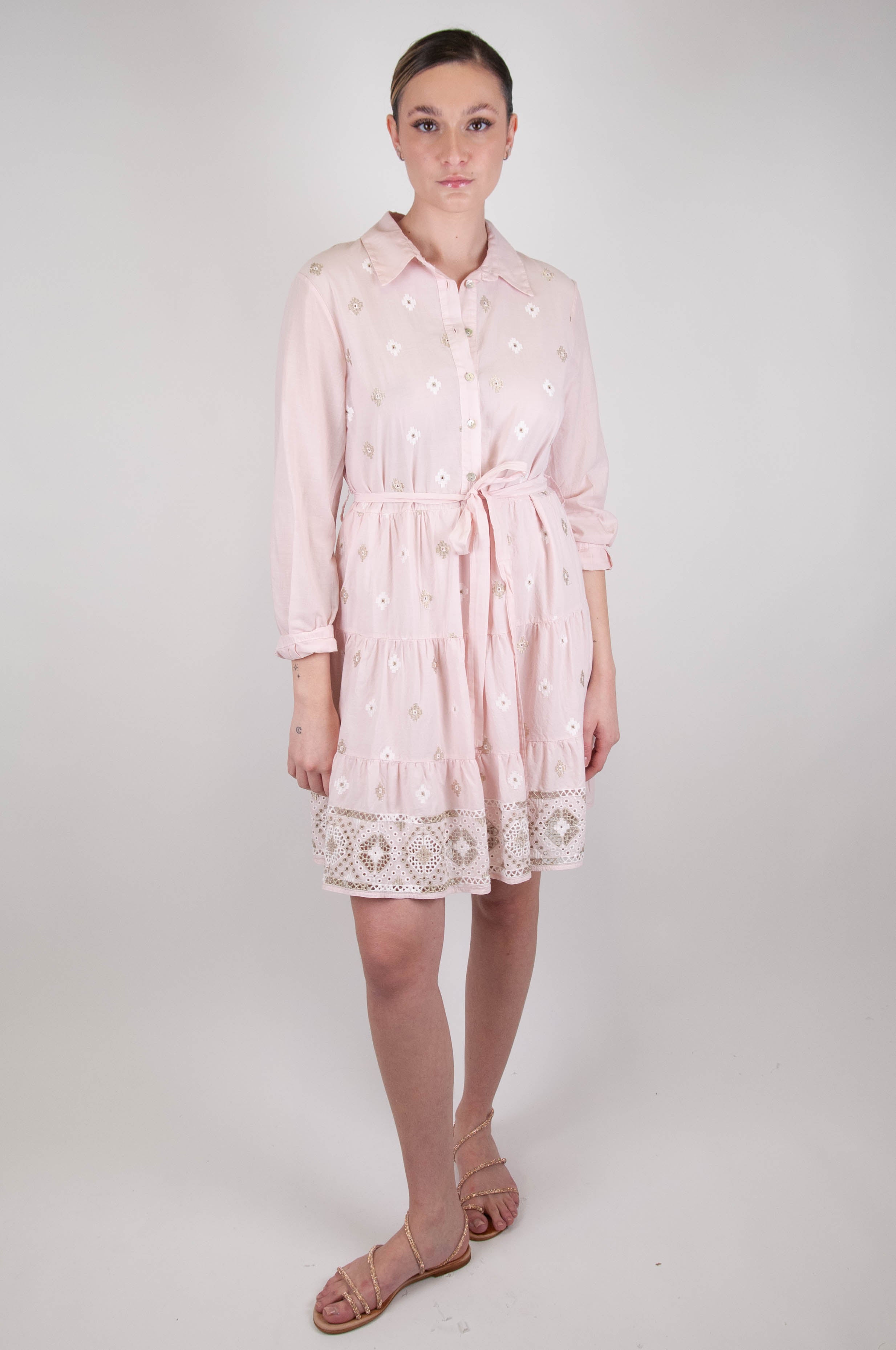 Tensione in - Abito corto in mussola di cotone con ricami e cintura in tessuto