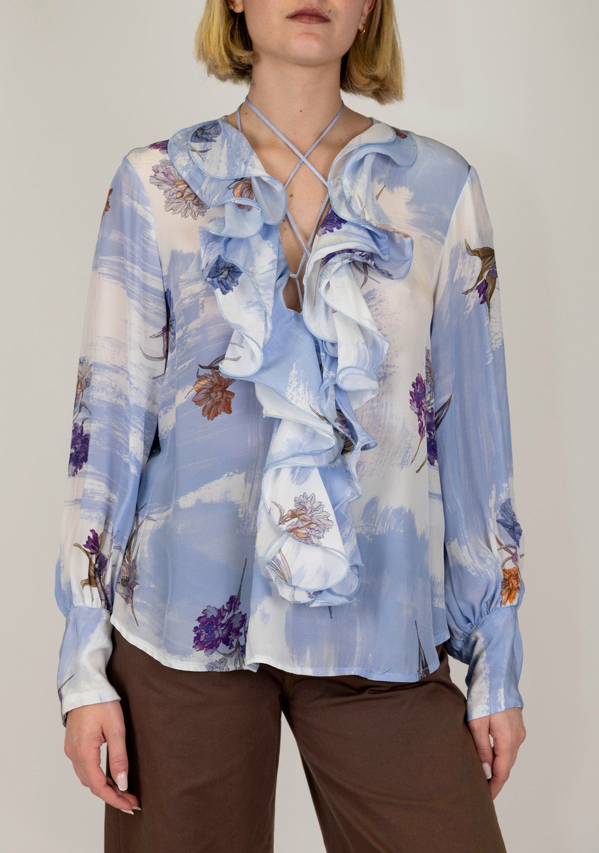 Motel - Camicia fantasia floreale in viscosa con rouches e allaccio al collo intrecciato