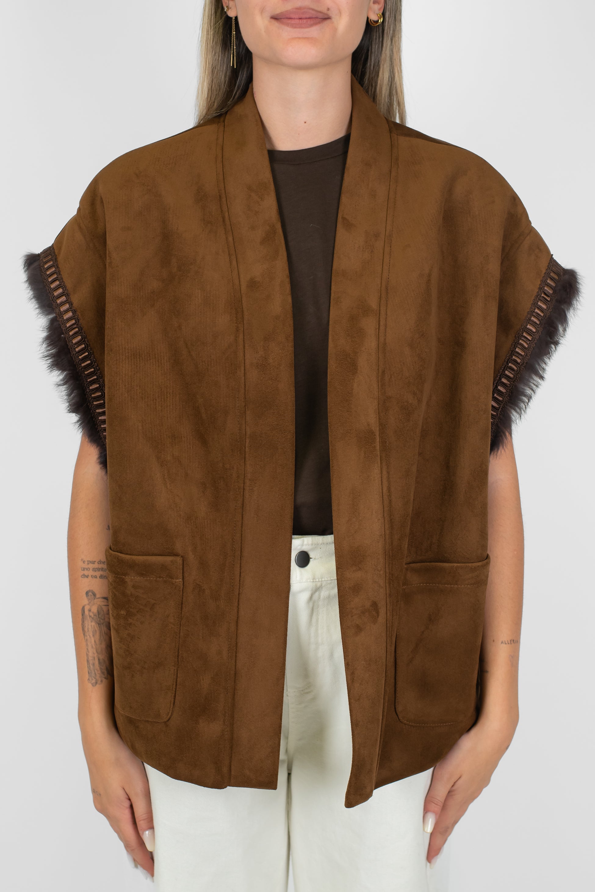 Dixie - Gilet aperto in camoscio con tasconi e frange sulla manica