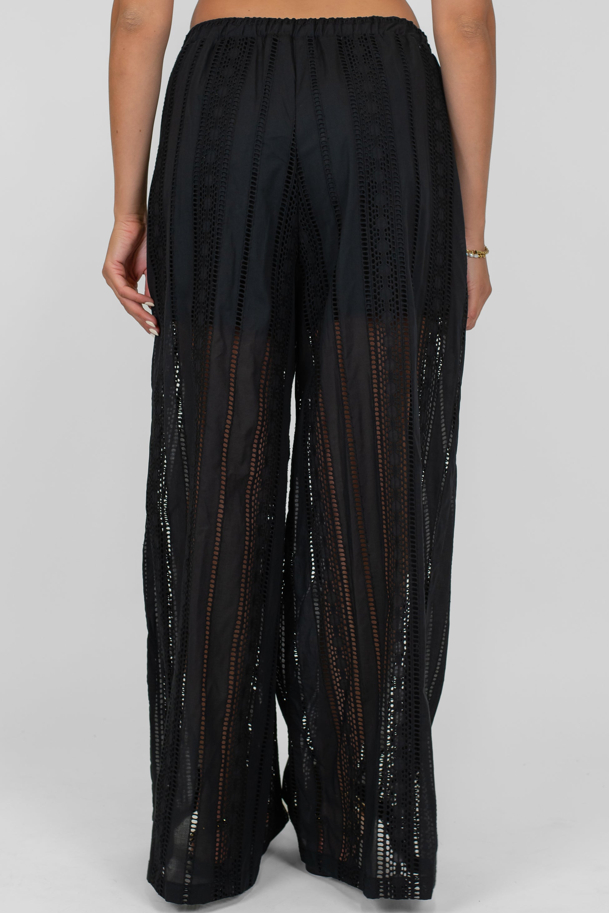 Tensione in - Pantalone palazzo con ricami in pizzo sangallo e coulisse