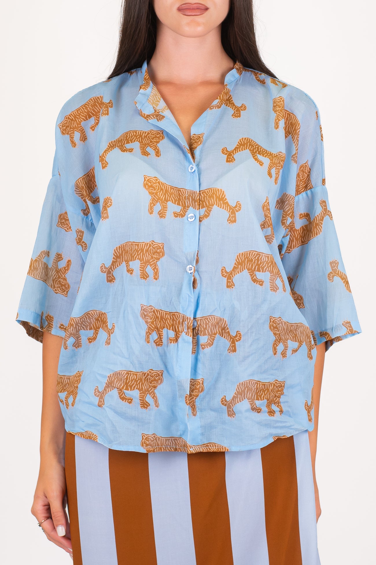Tensione in - Camicia fantasia tigri in mussola di cotone con collo coreano e manica tre quarti