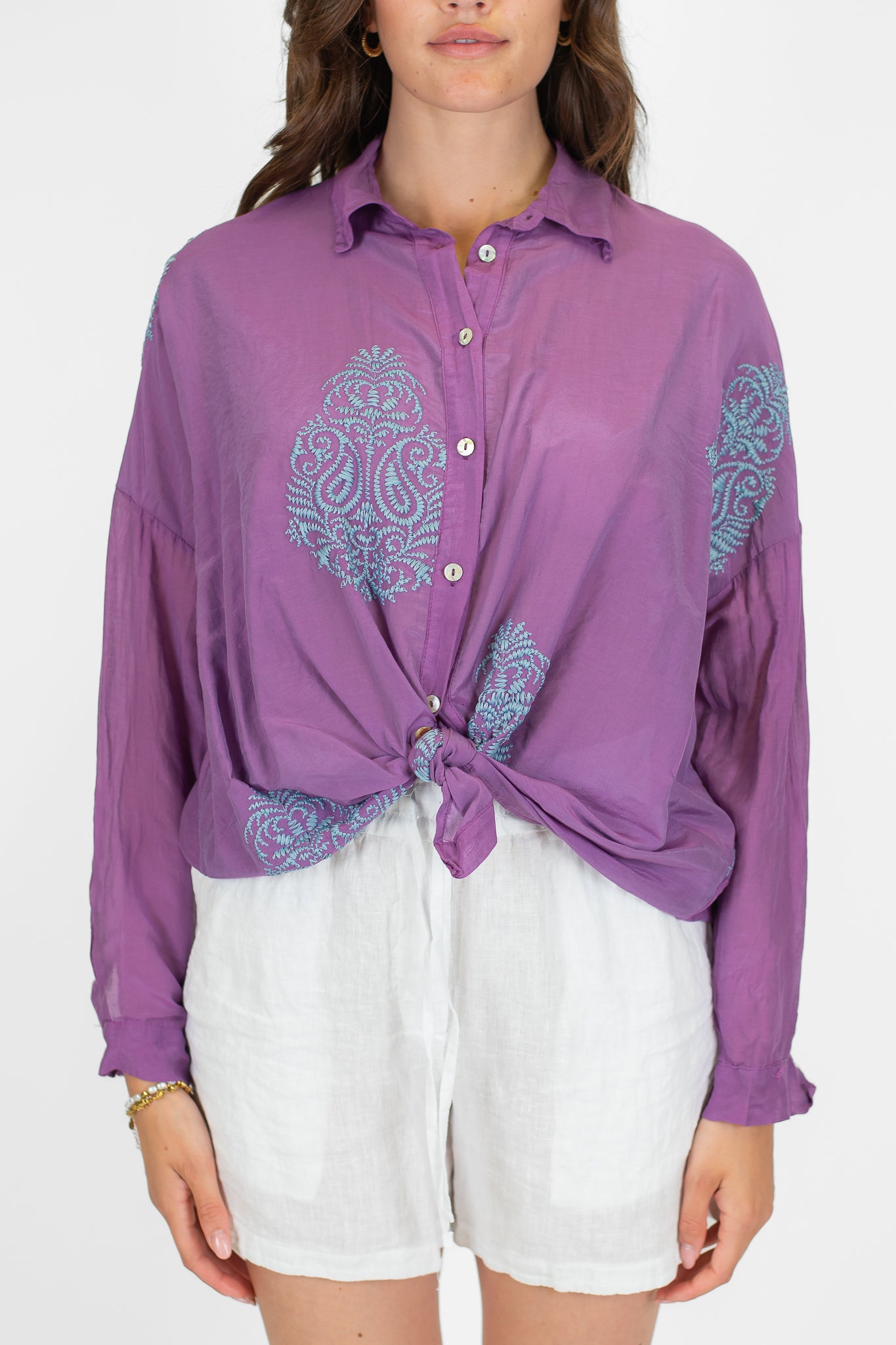 Tensione in - Camicia in misto seta con ricami a contrasto