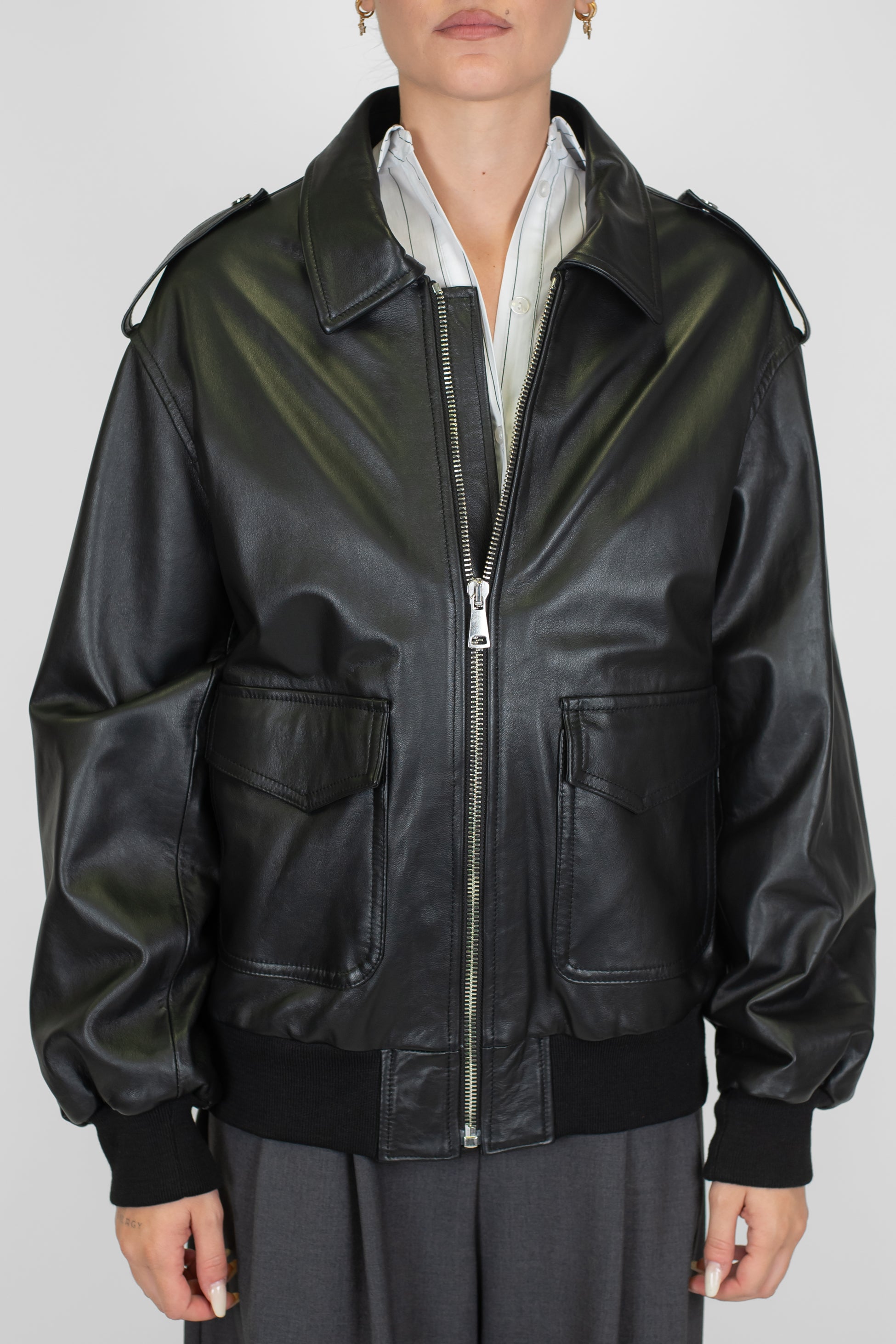 Tensione in - Bomber in vera pelle con tasconi frontali e chiusura zip