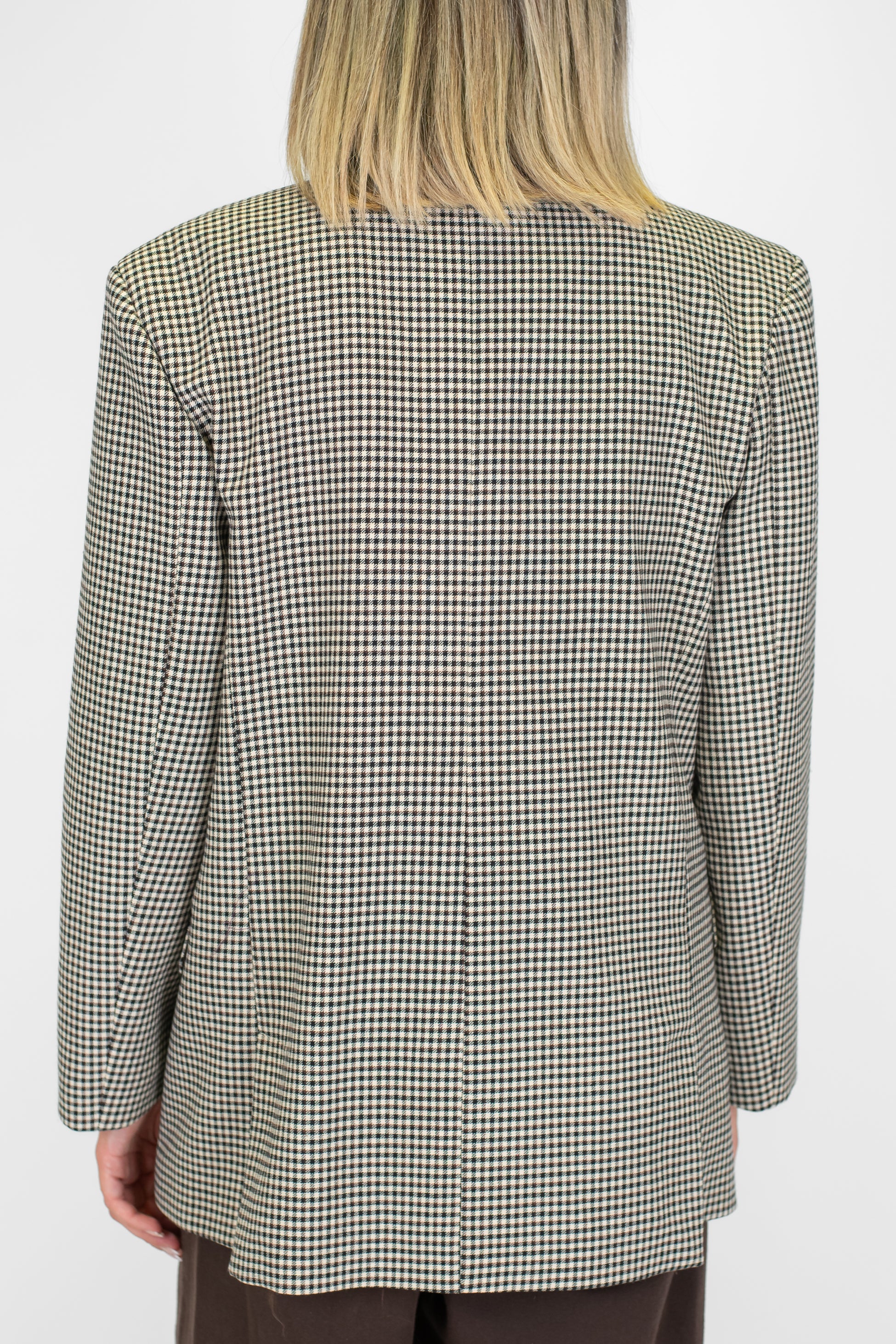 Tensione in - Giacca doppiopetto con spalline fantasia pied de poule con rever borchiato