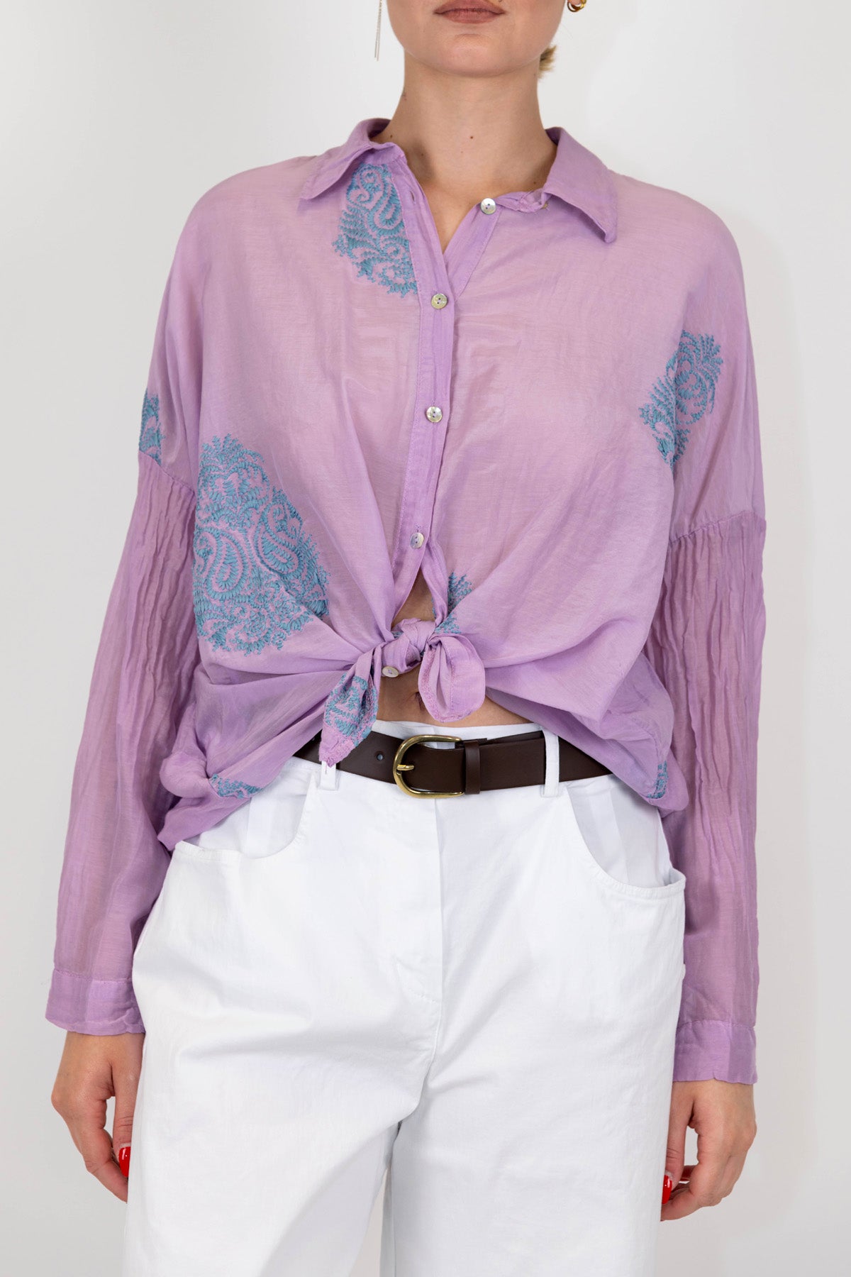 Tensione in - Camicia in misto seta con ricami a contrasto