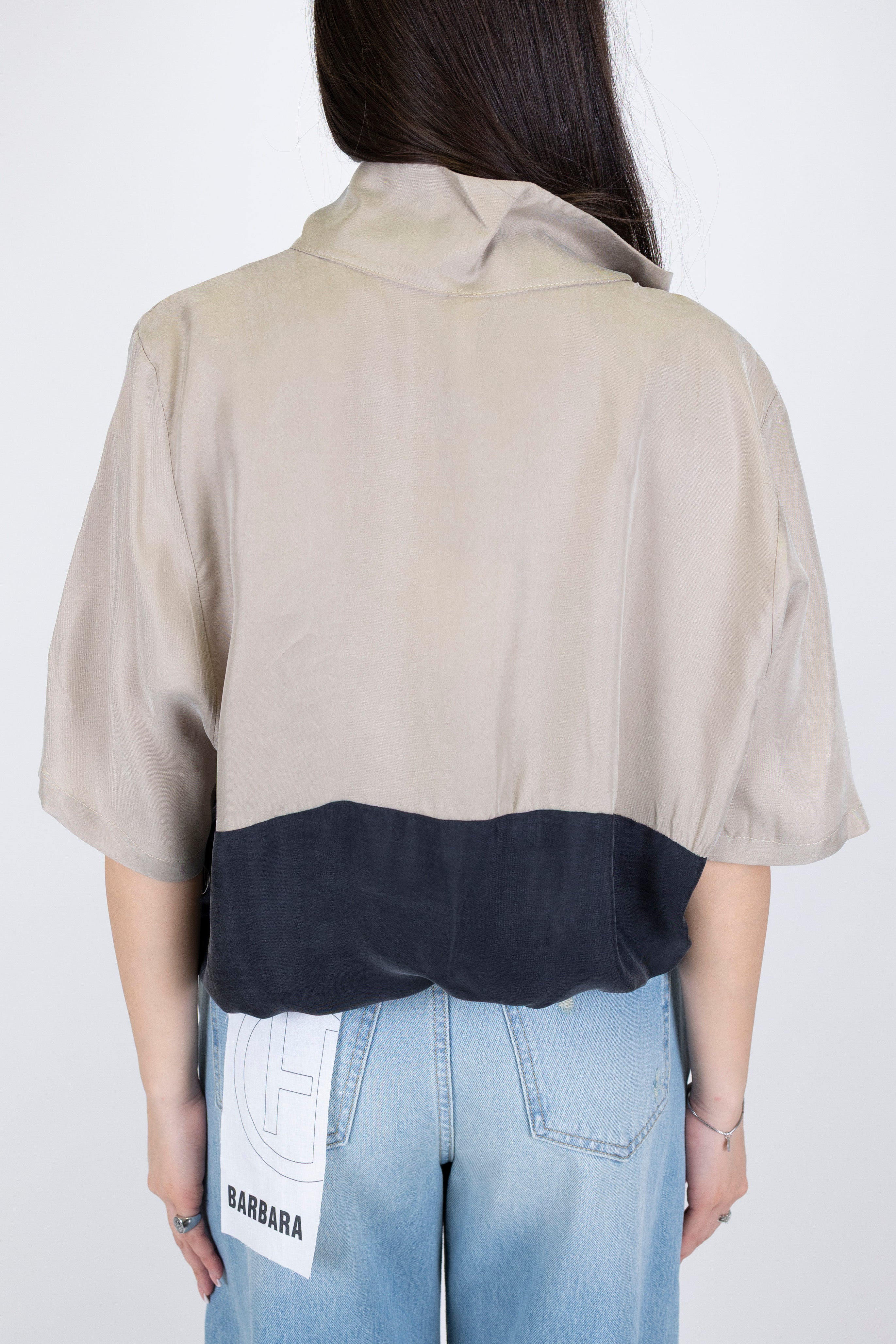 Tensione in - Camicia over mezzamanica in cupro con colore a contrasto ed elastico sul fondo