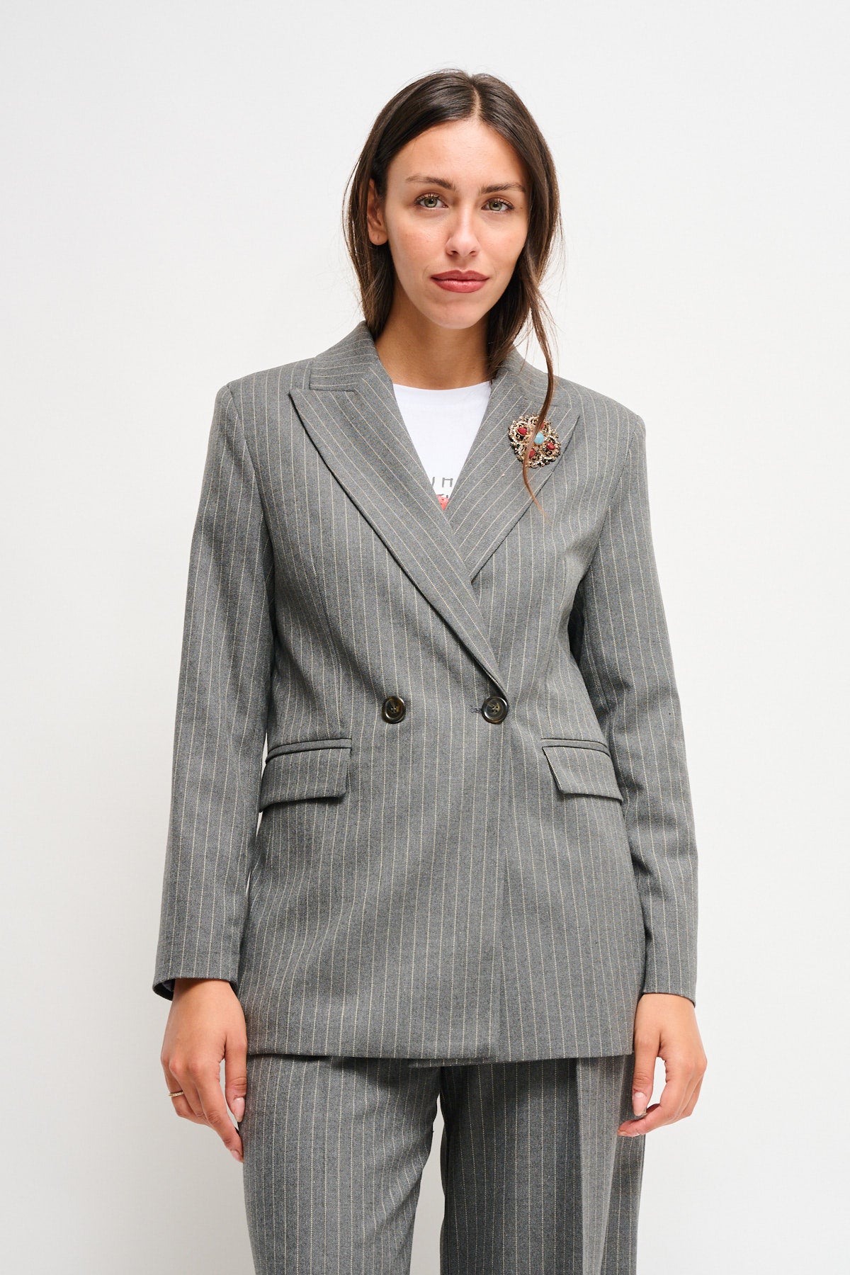 Maryley - Giacca doppiopetto gessata con spilla gioiello