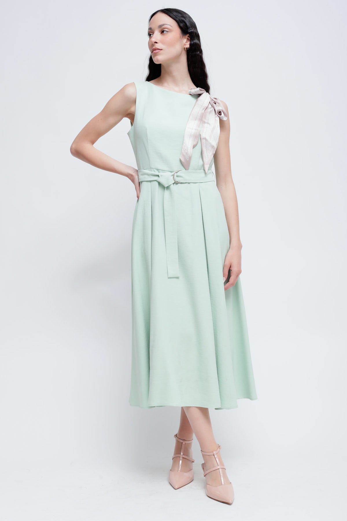 Maryley - Abito lungo giromaniche con spilla foulard e chiusura zip sul retro