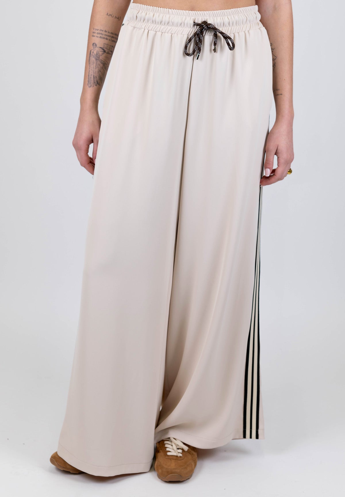 Tensione in - Pantalone palazzo in tessuto fluido con coulisse e banda laterale