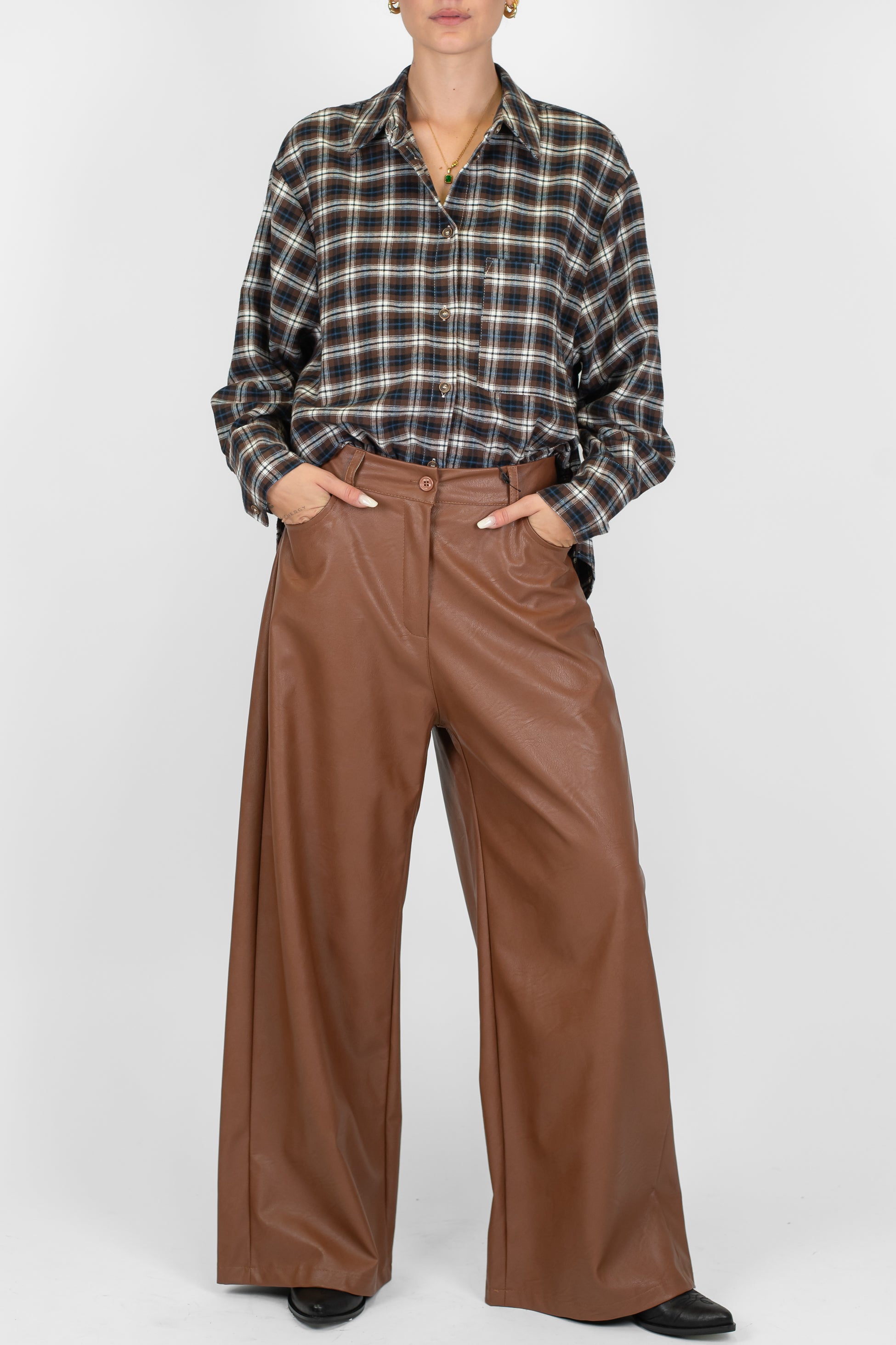 Tensione in - Pantalone palazzo in ecopelle modello Giusi con tasconi posteriori