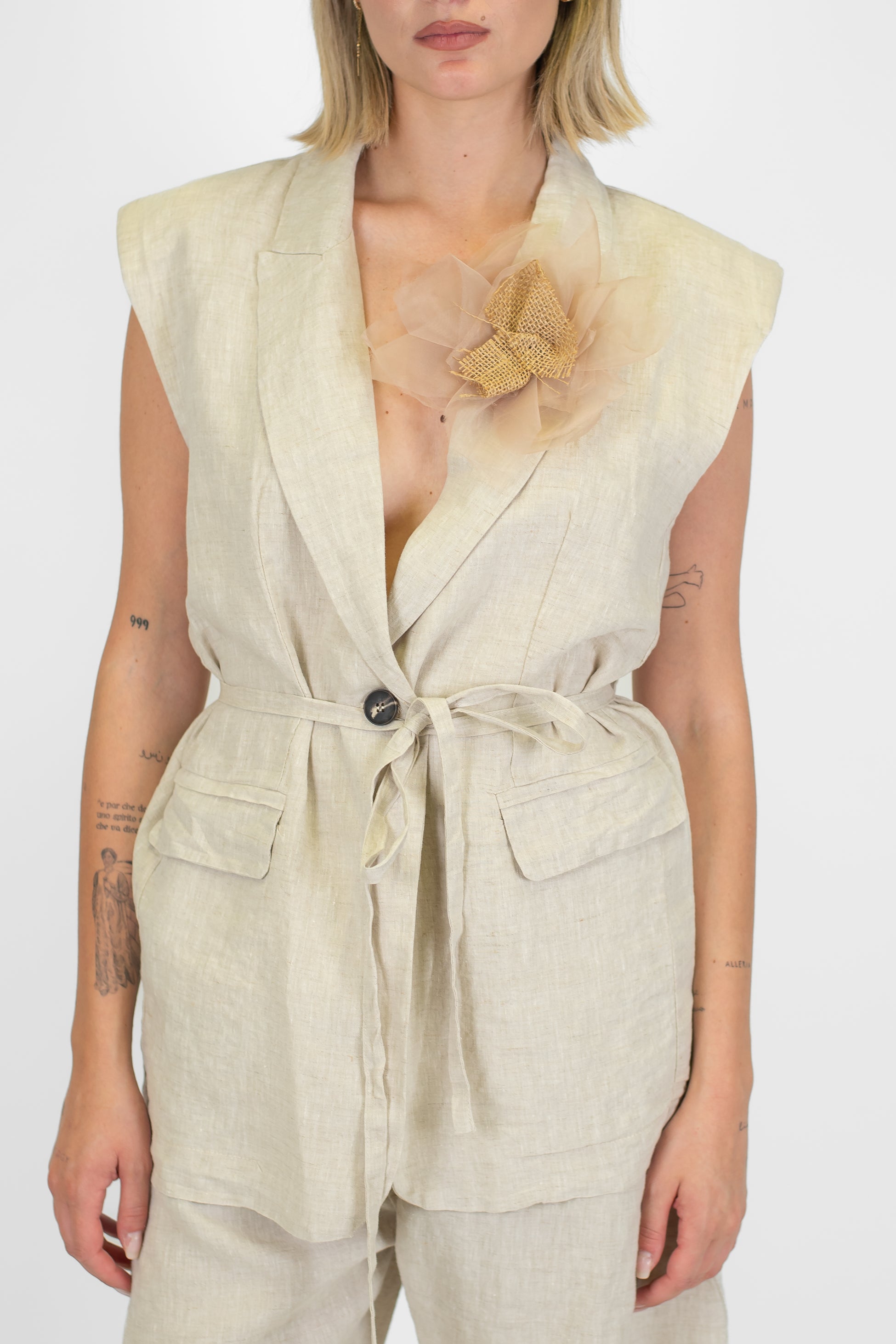 Tensione in - Giacca giromaniche in puro lino con spilla fiore