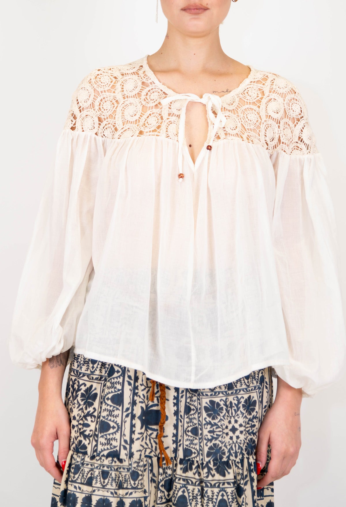 Motel - Blusa con parte superiore in crochet e laccio al collo