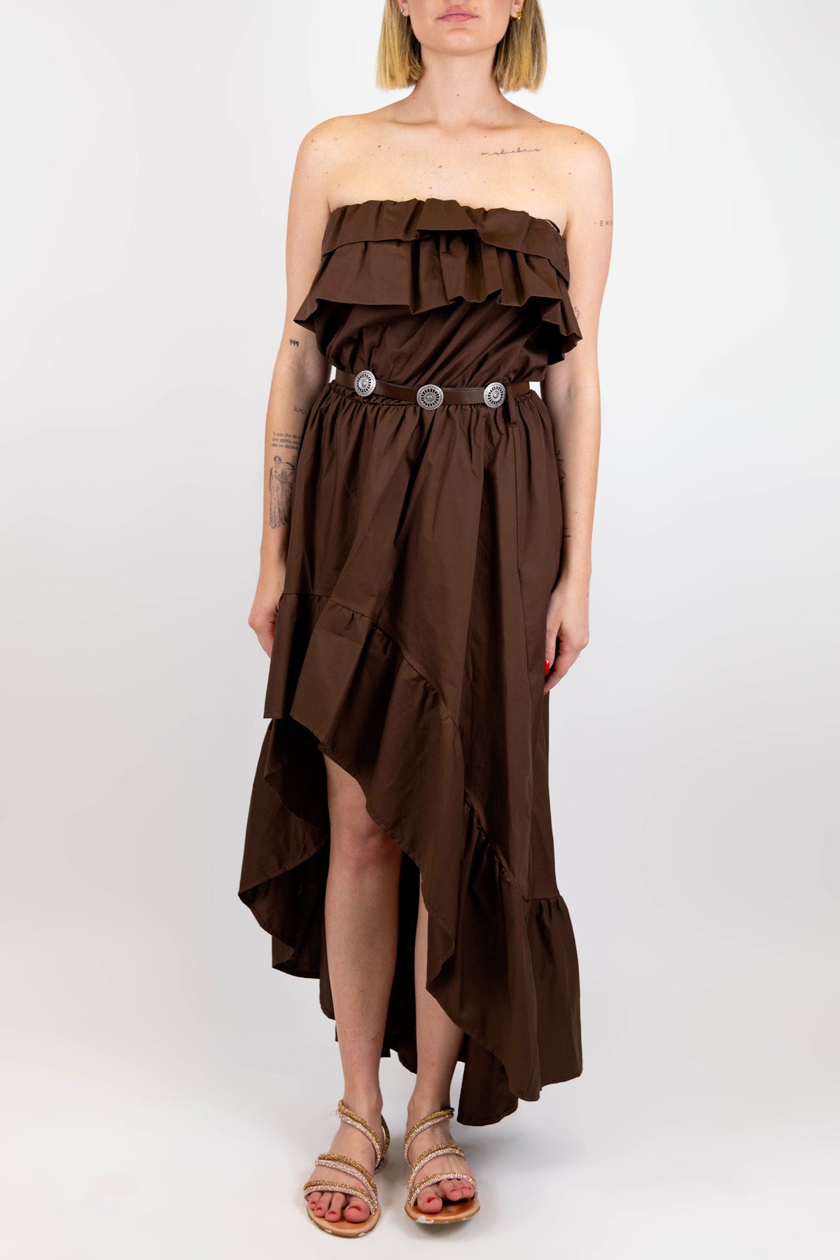 Tensione in - Abito lungo scollo shiffer con balze e asimmetria fronte-retro