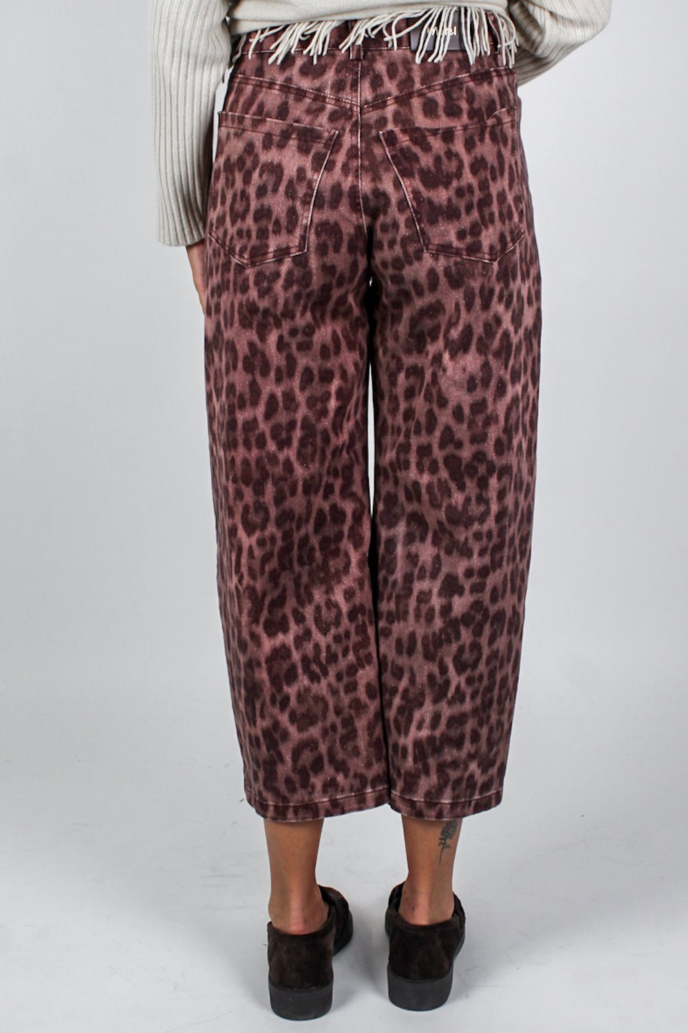 Motel - Pantalone balloon crop fantasia animalier in denim colorato